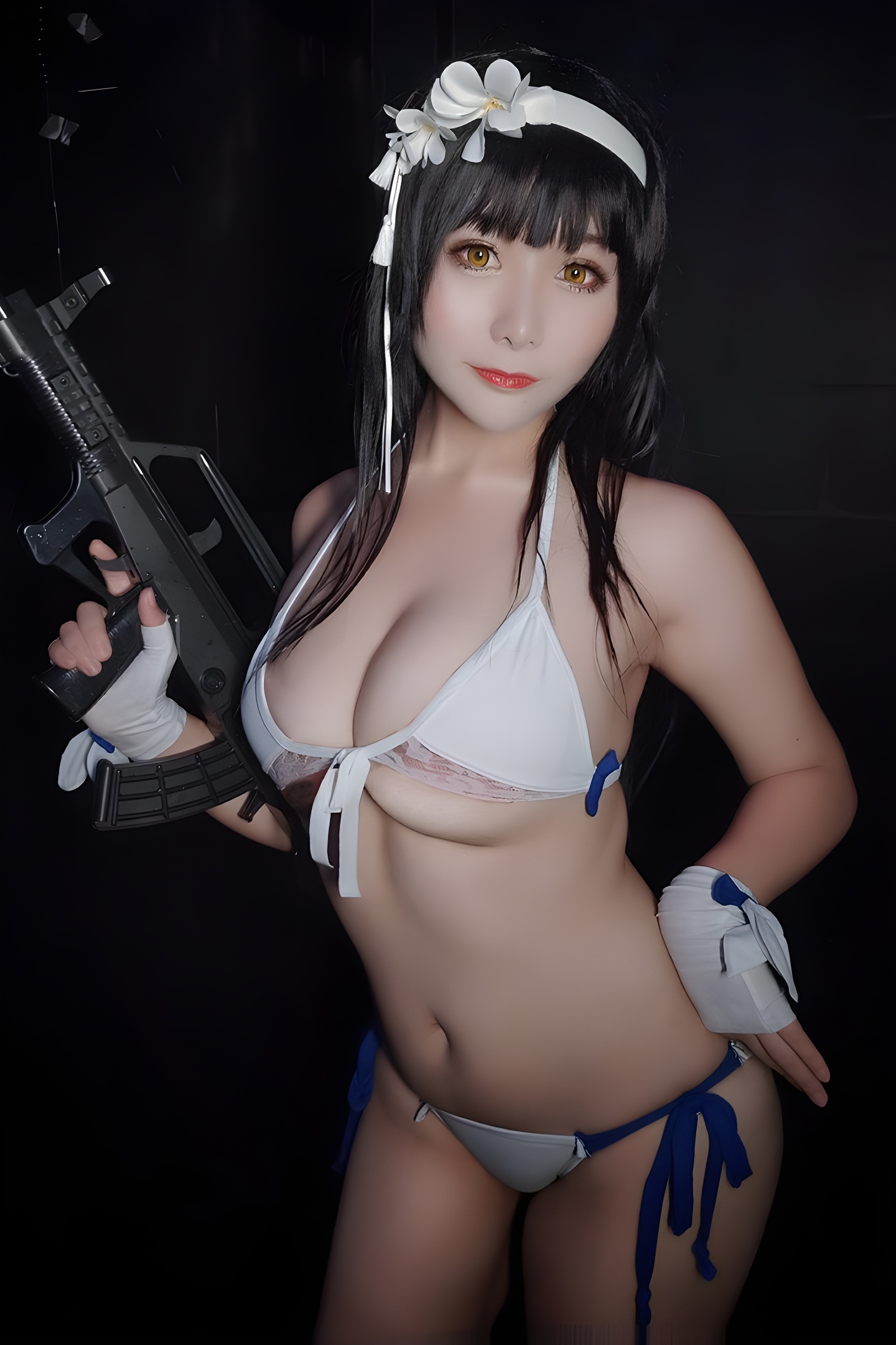 少女湿身诱惑：三刀刀三点式内衣的性感魅力