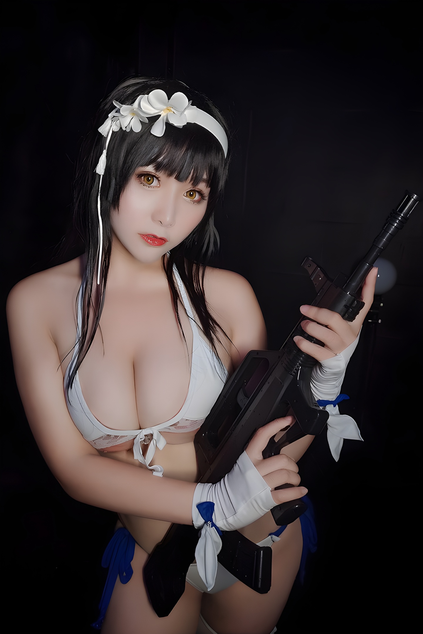 少女湿身诱惑：三刀刀三点式内衣的性感魅力