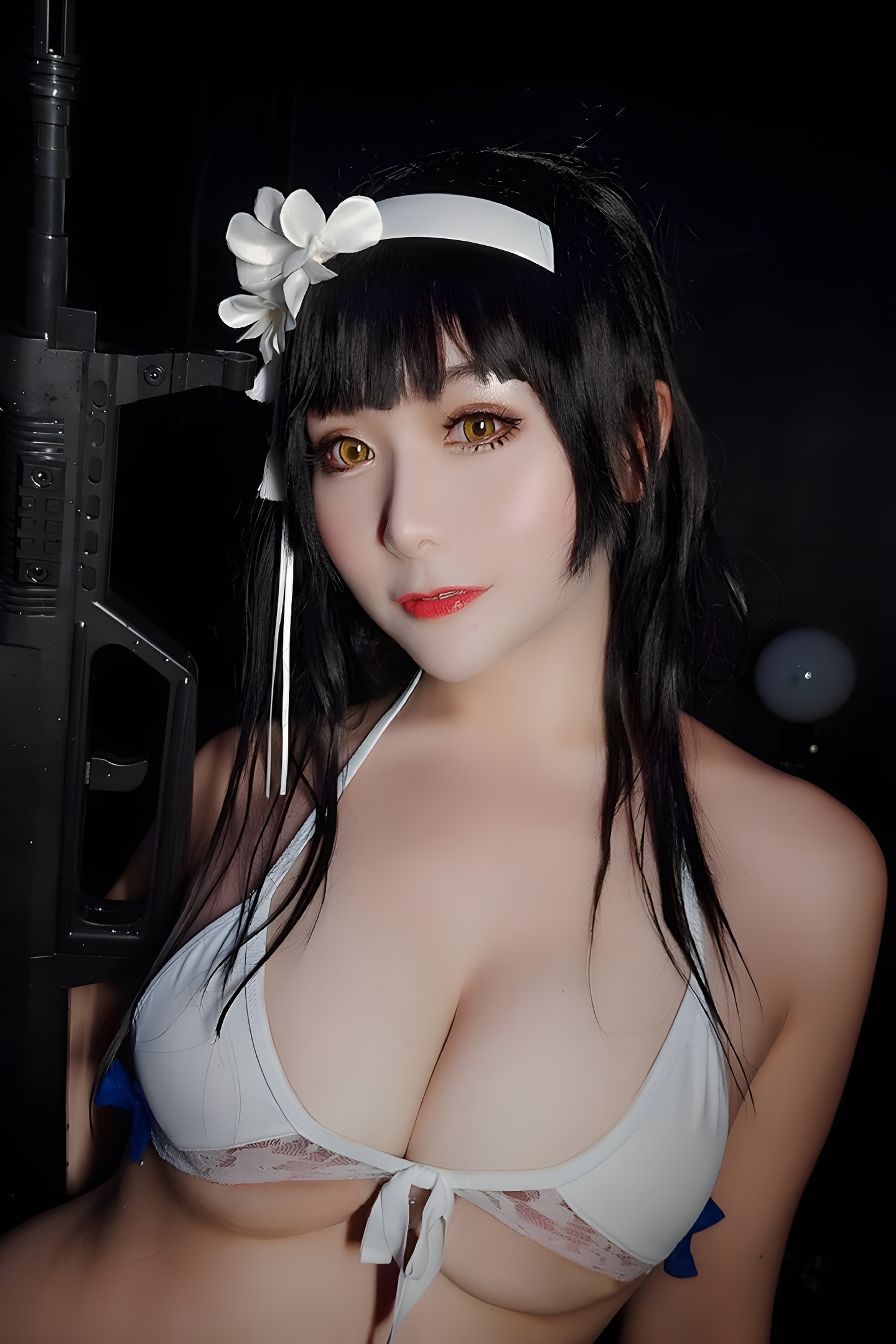 少女湿身诱惑：三刀刀三点式内衣的性感魅力