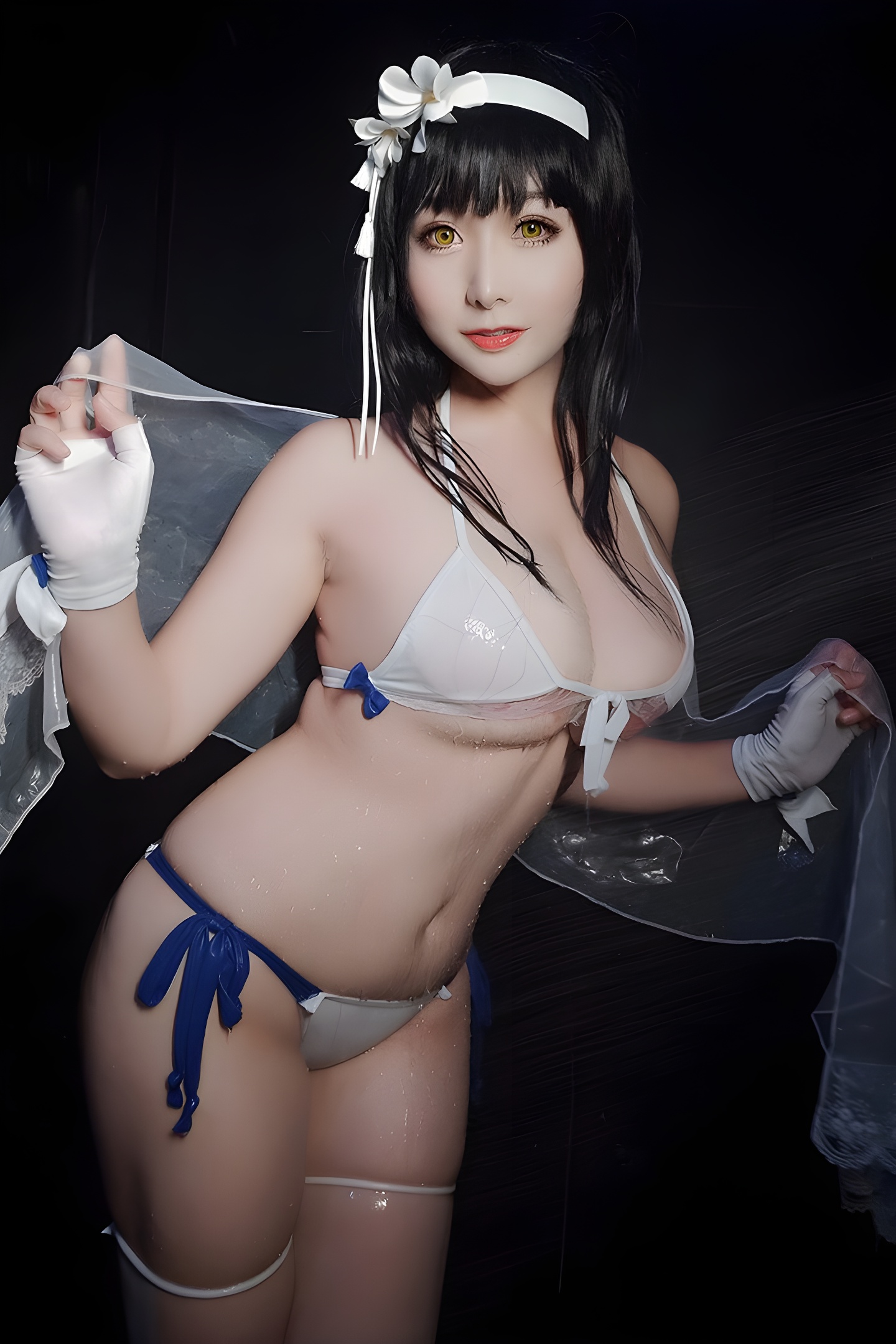 少女湿身诱惑：三刀刀三点式内衣的性感魅力