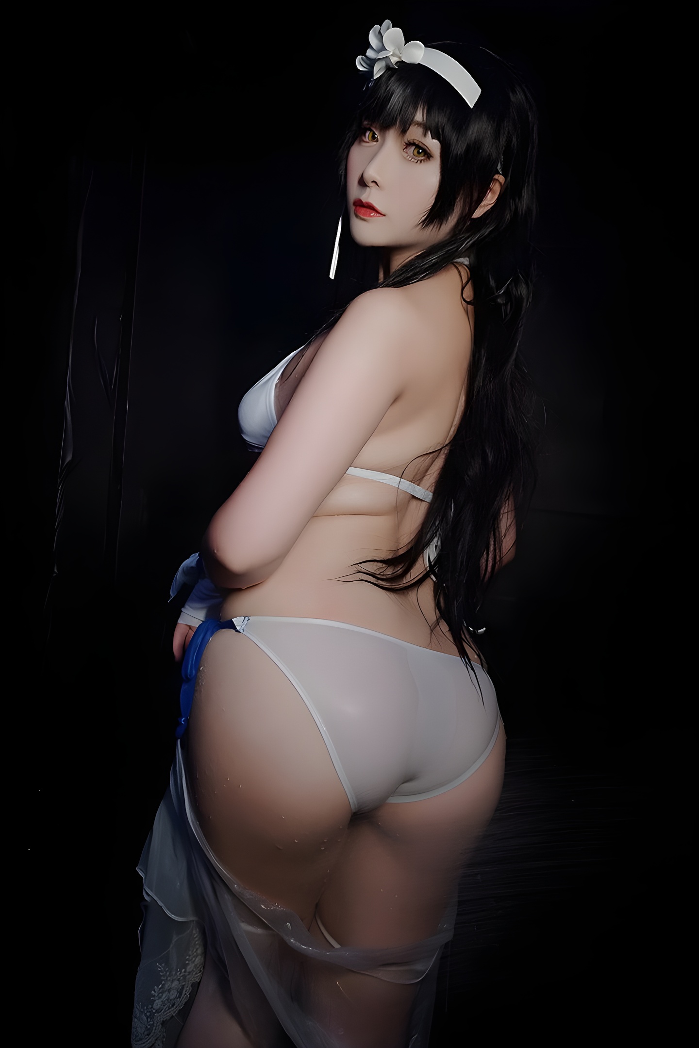 少女湿身诱惑：三刀刀三点式内衣的性感魅力