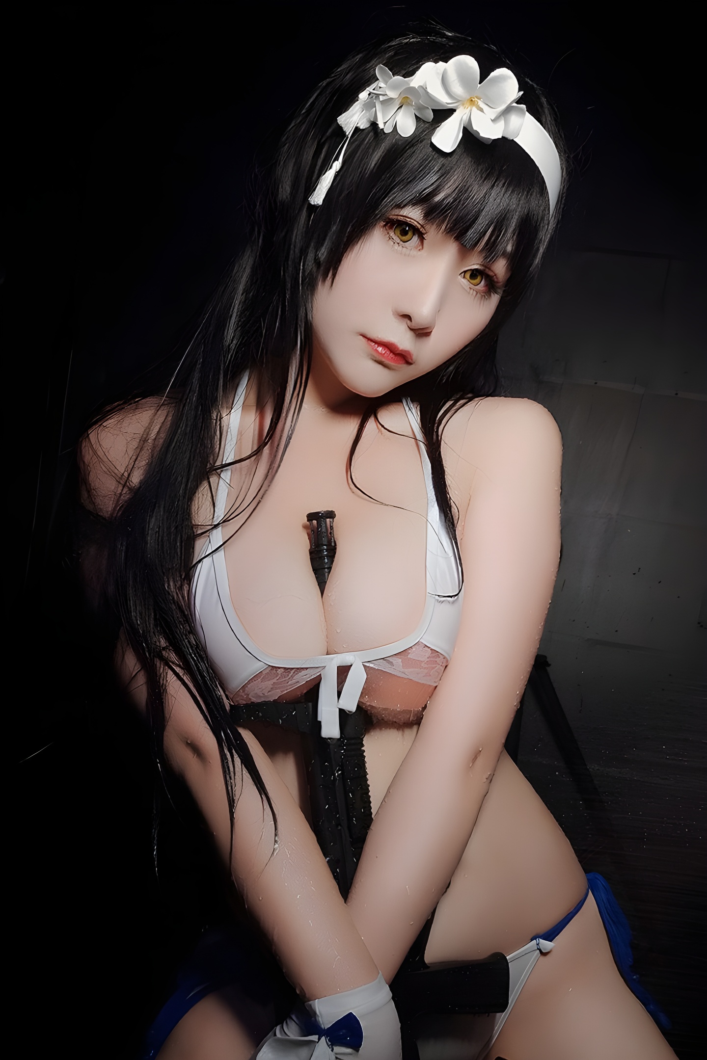 少女湿身诱惑：三刀刀三点式内衣的性感魅力