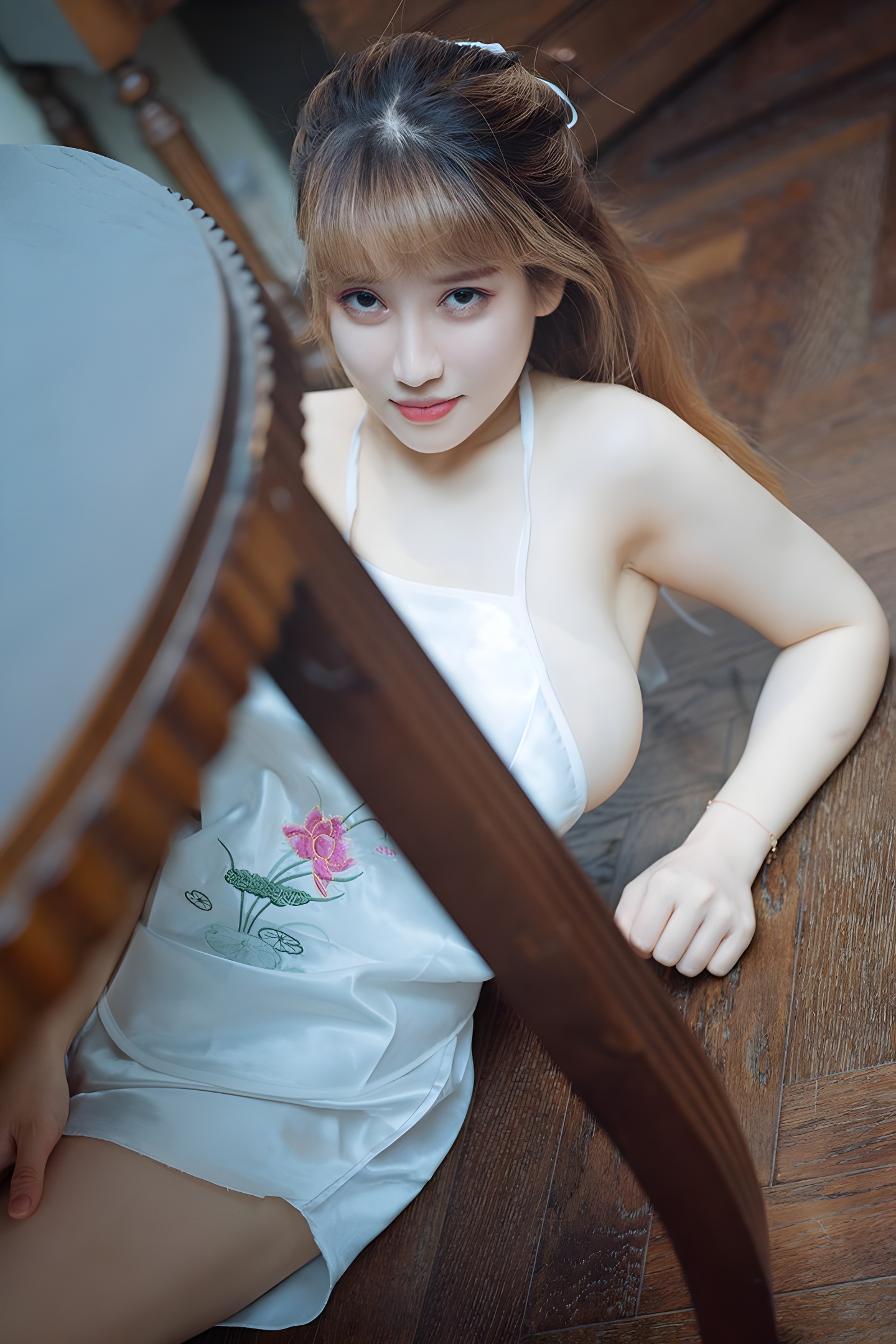 人形奶牛周大萌白皙美乳侧漏写真集