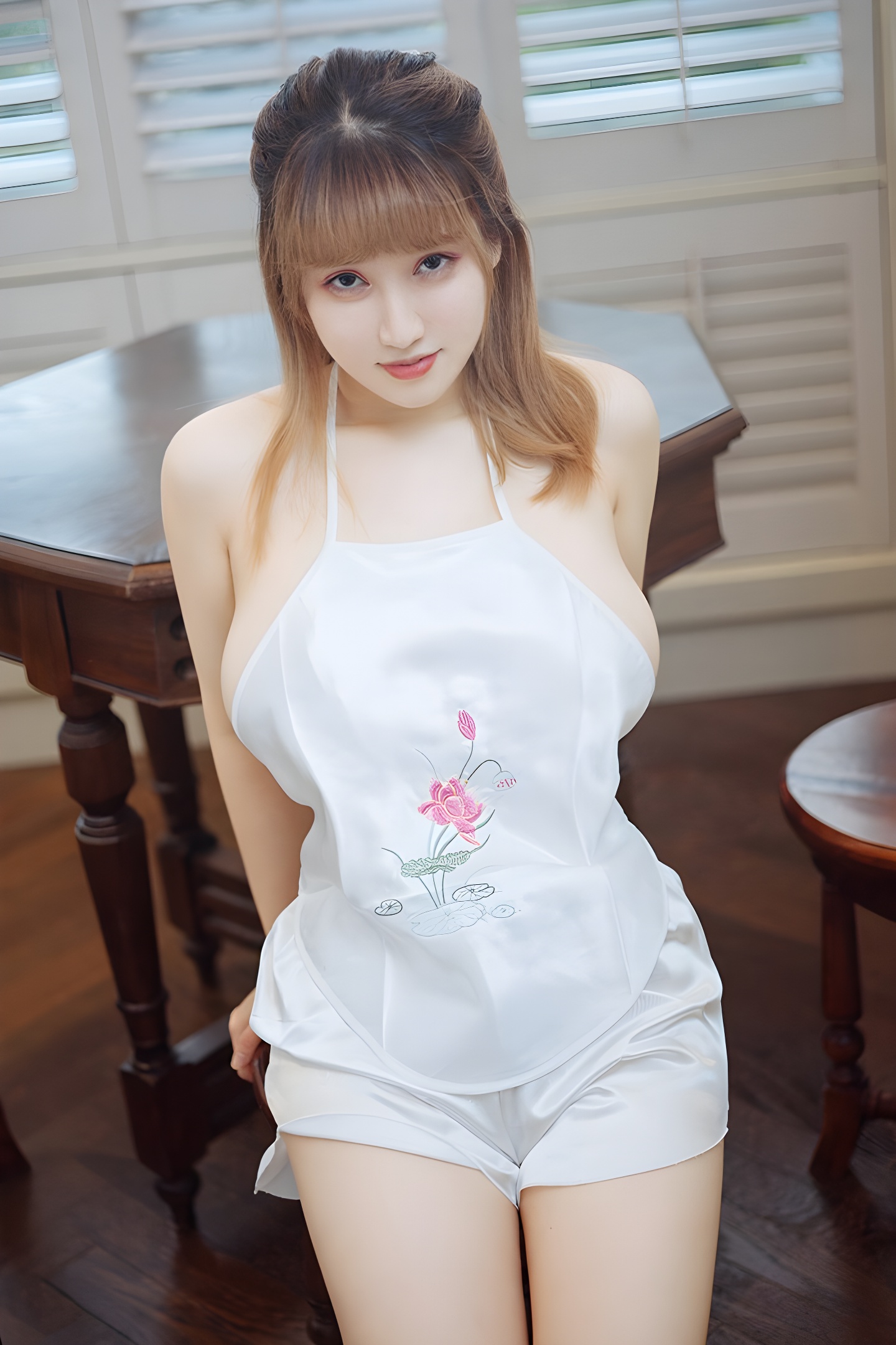 人形奶牛周大萌白皙美乳侧漏写真集