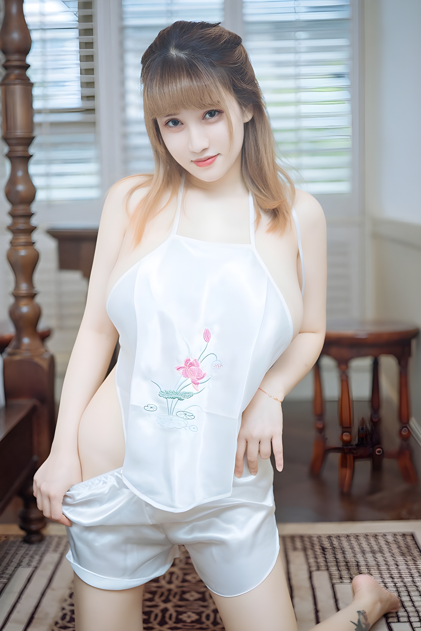 人形奶牛周大萌白皙美乳侧漏写真集