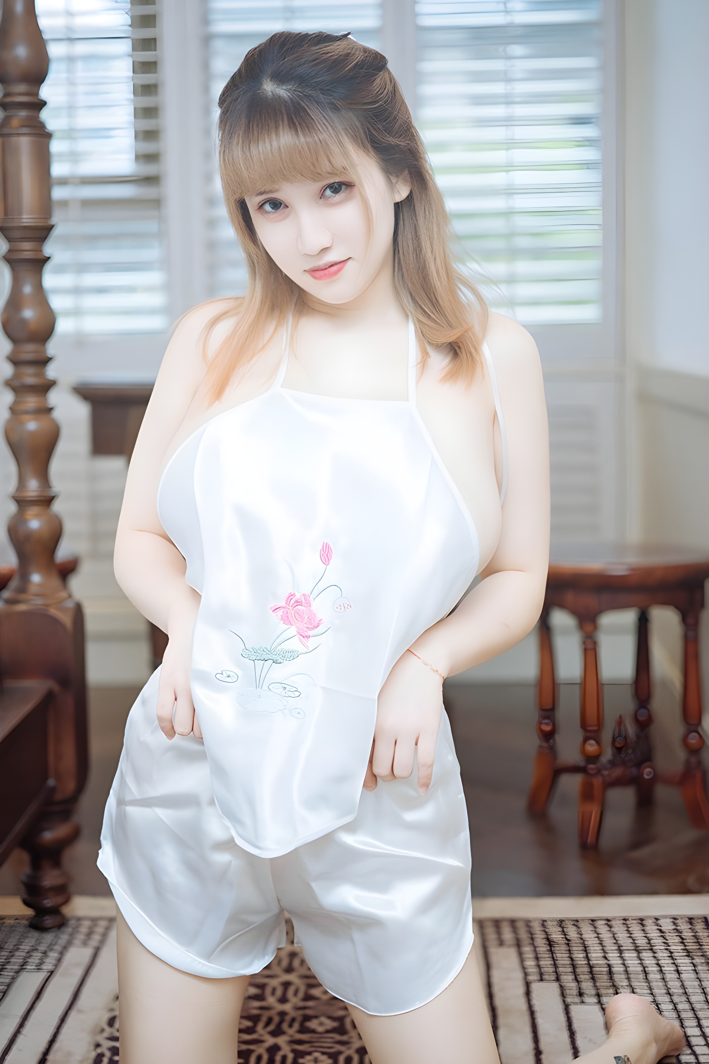 人形奶牛周大萌白皙美乳侧漏写真集