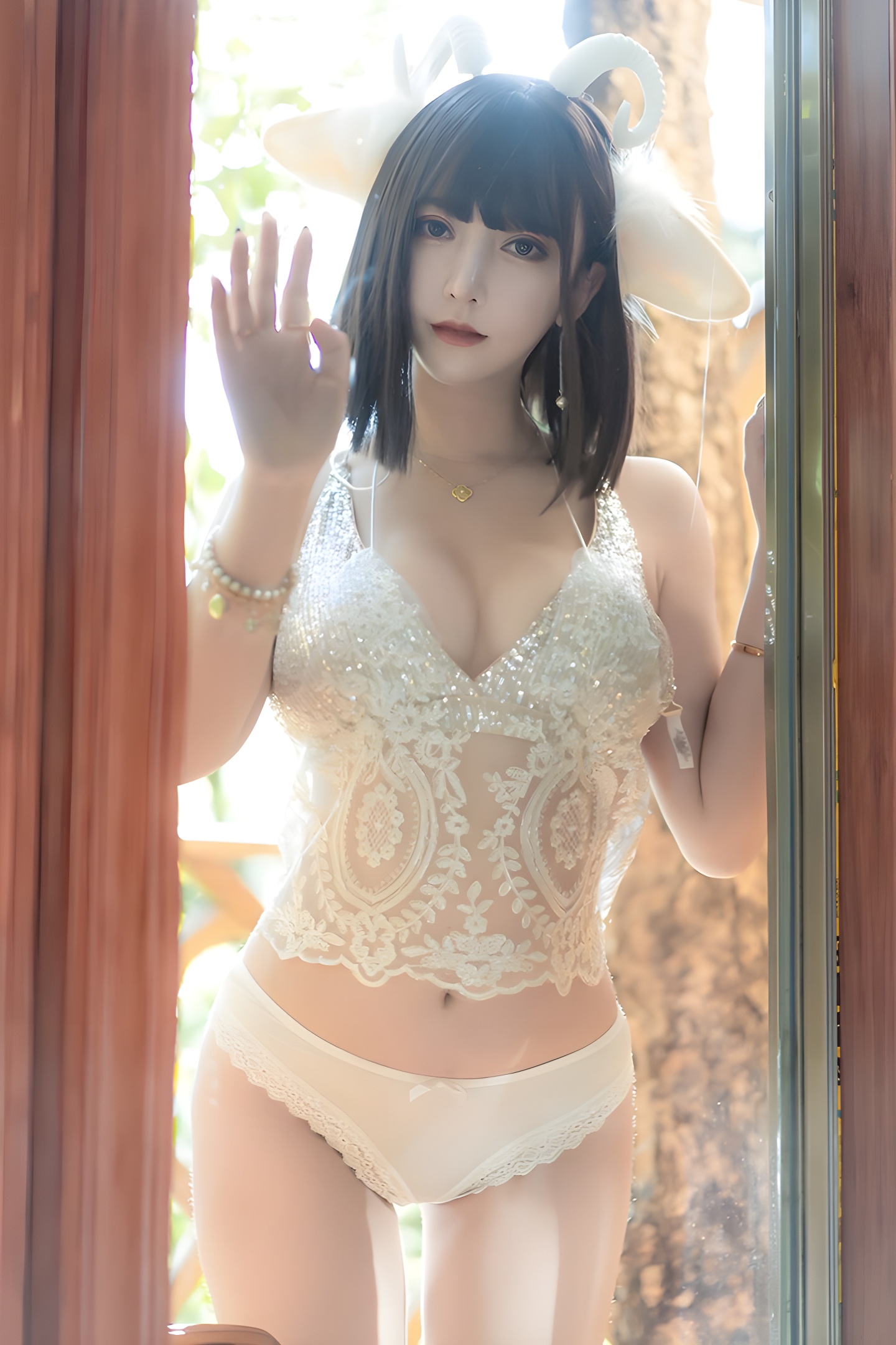 性感小羊米线线闪亮内衣秀：美乳与时尚的完美结合