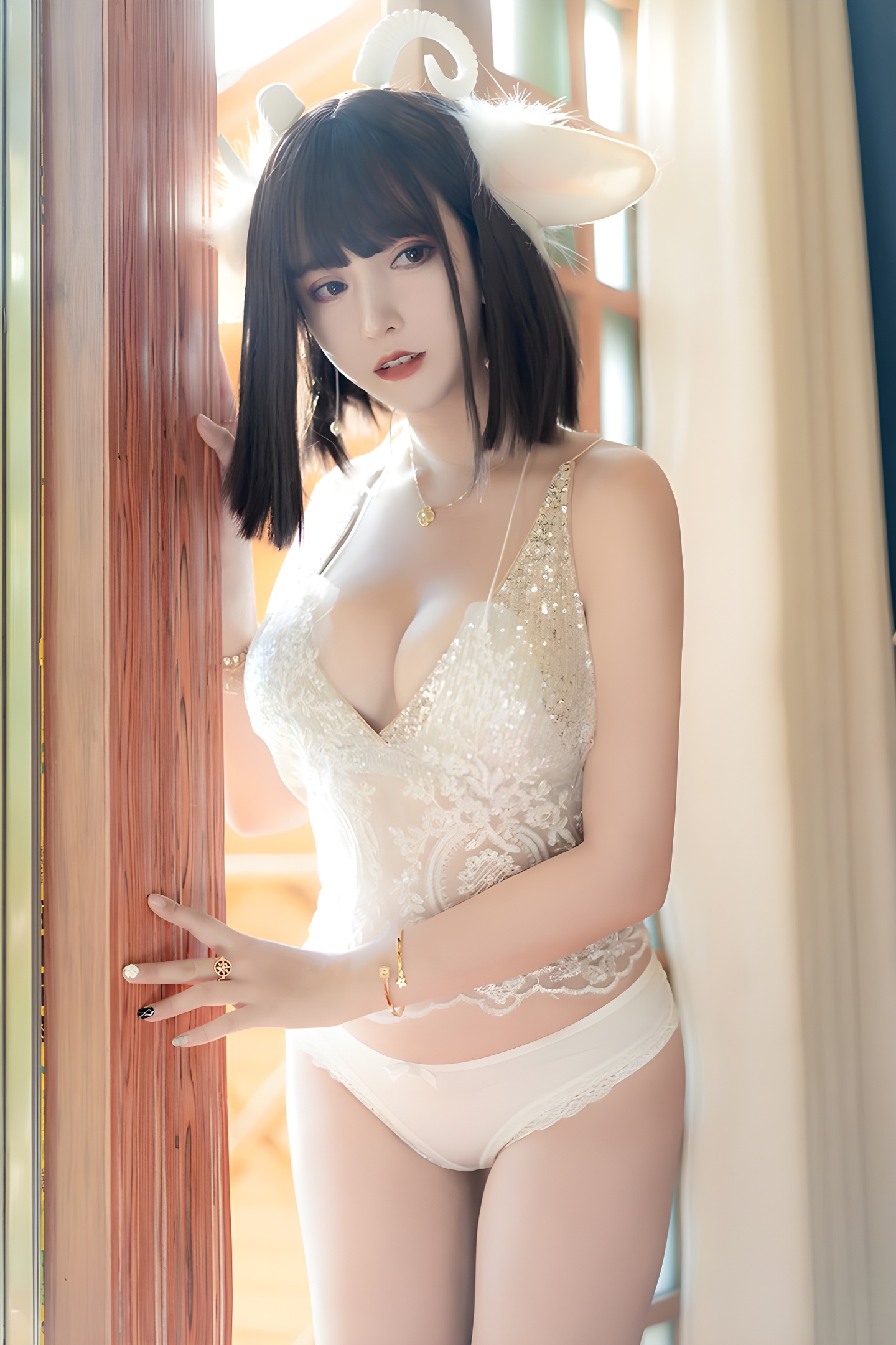 性感小羊米线线闪亮内衣秀：美乳与时尚的完美结合