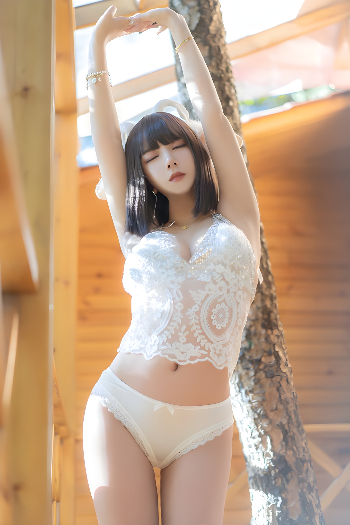 性感小羊米线线闪亮内衣秀：美乳与时尚的完美结合