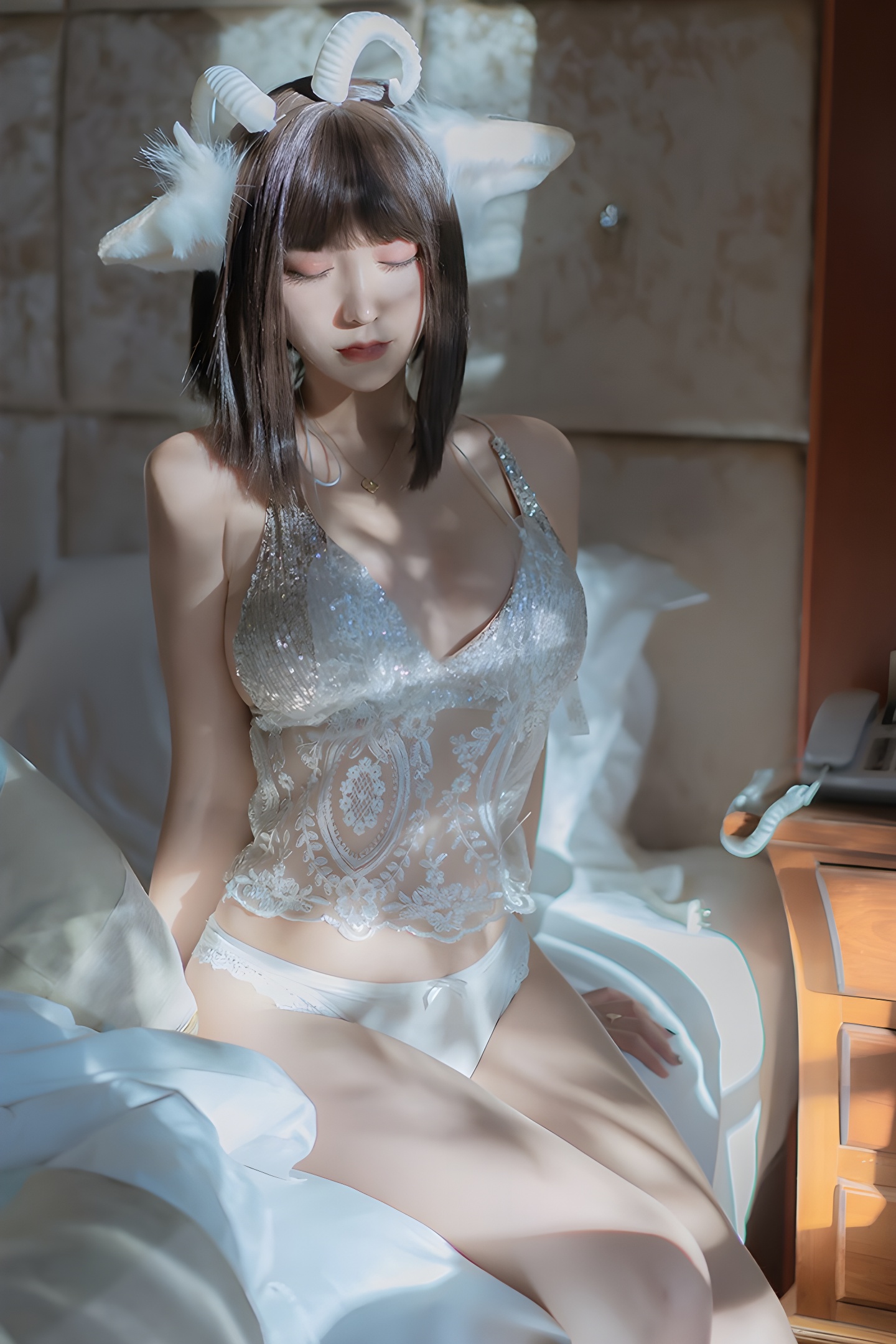 性感小羊米线线闪亮内衣秀：美乳与时尚的完美结合