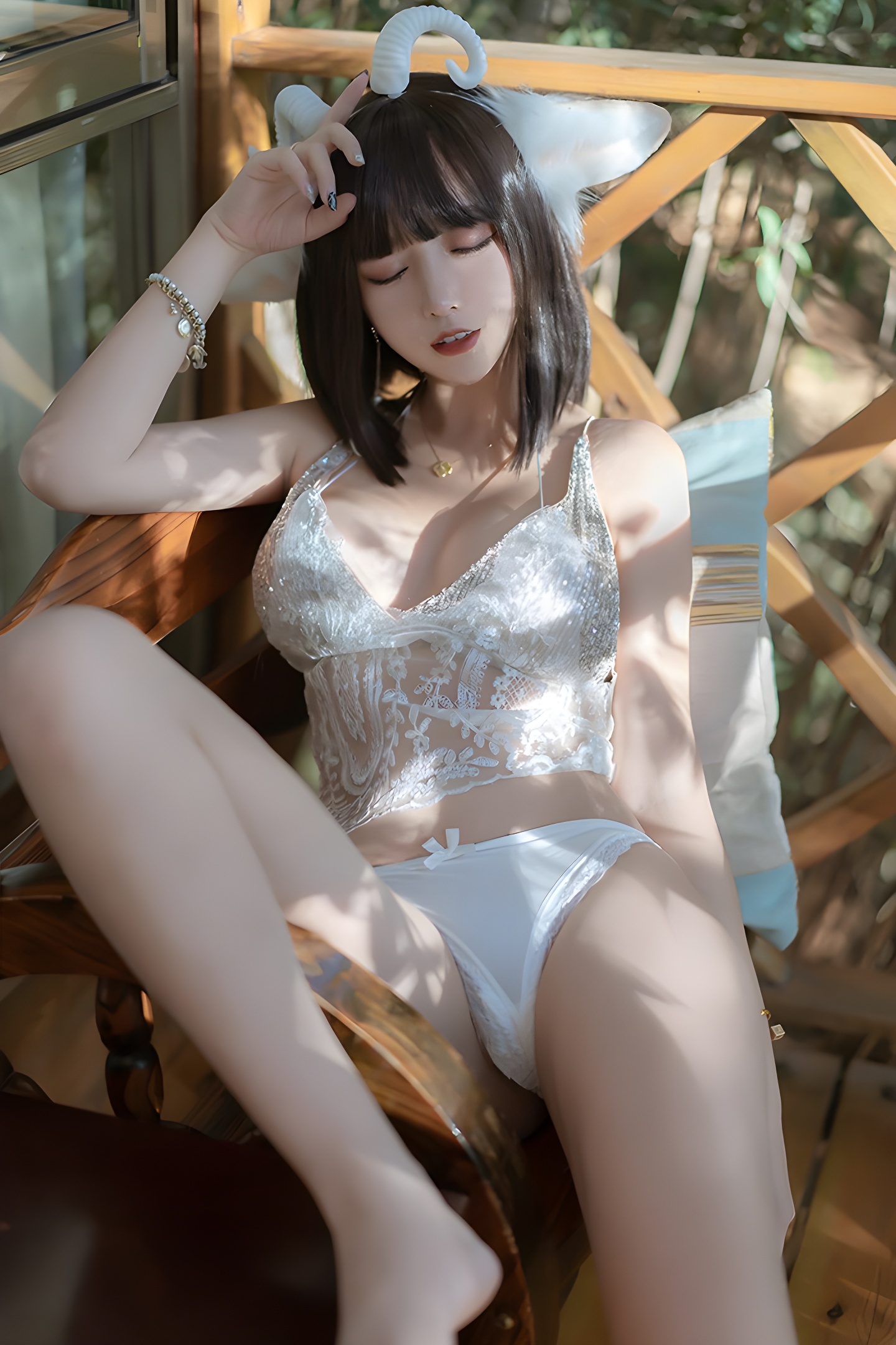 闪亮内衣大秀：性感小羊米线线展现极致女性魅力