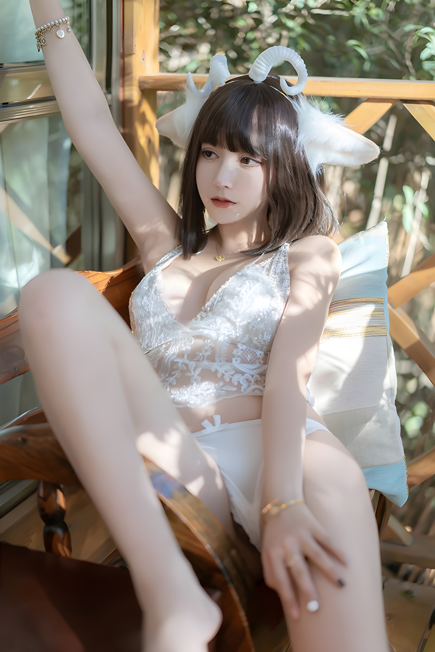 闪亮内衣大秀：性感小羊米线线展现极致女性魅力