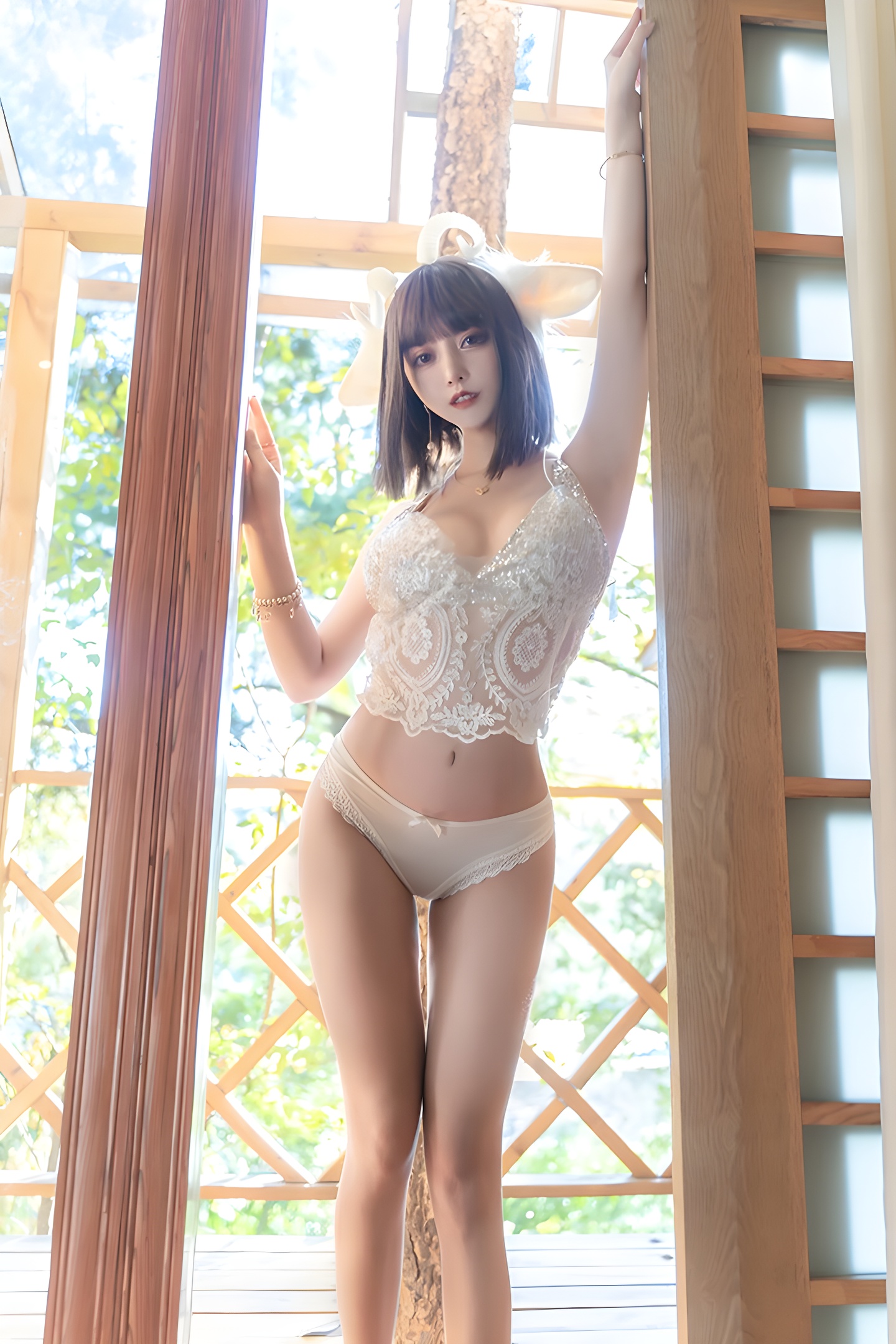 闪亮内衣大秀：性感小羊米线线展现极致女性魅力