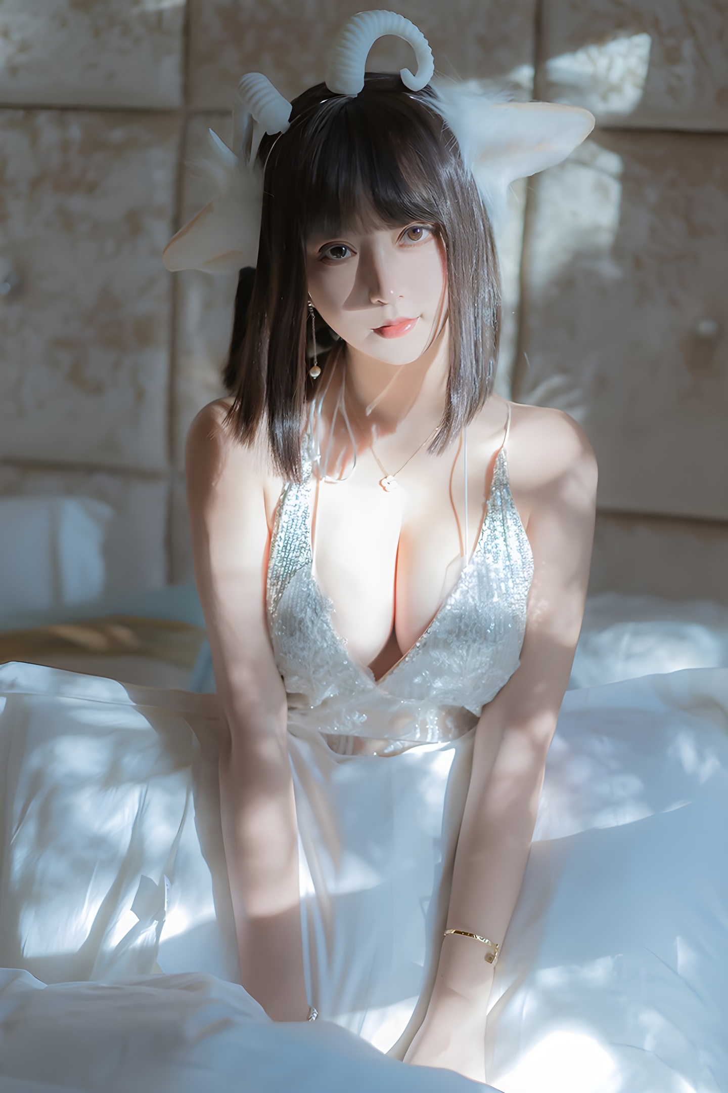 闪亮内衣大秀：性感小羊米线线展现极致女性魅力