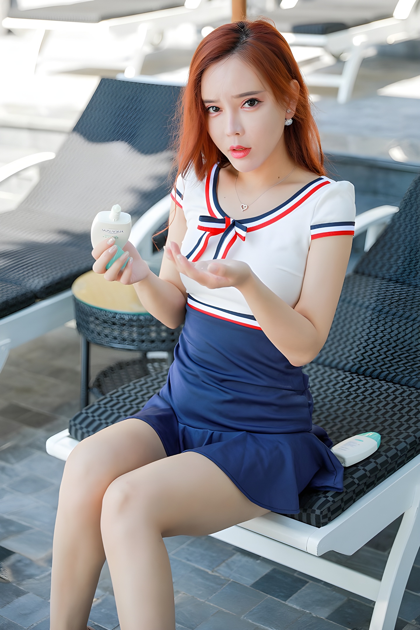 全民女神艾小青黑丝半裸造型，性感与优雅的完美结合