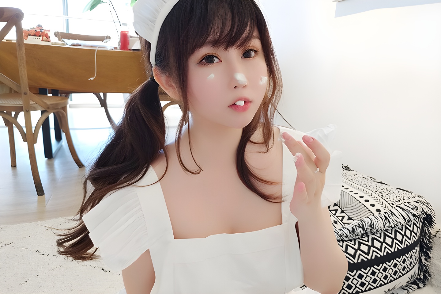 少女厨娘依酱完美巨乳侧漏瞬间，展现自然美感