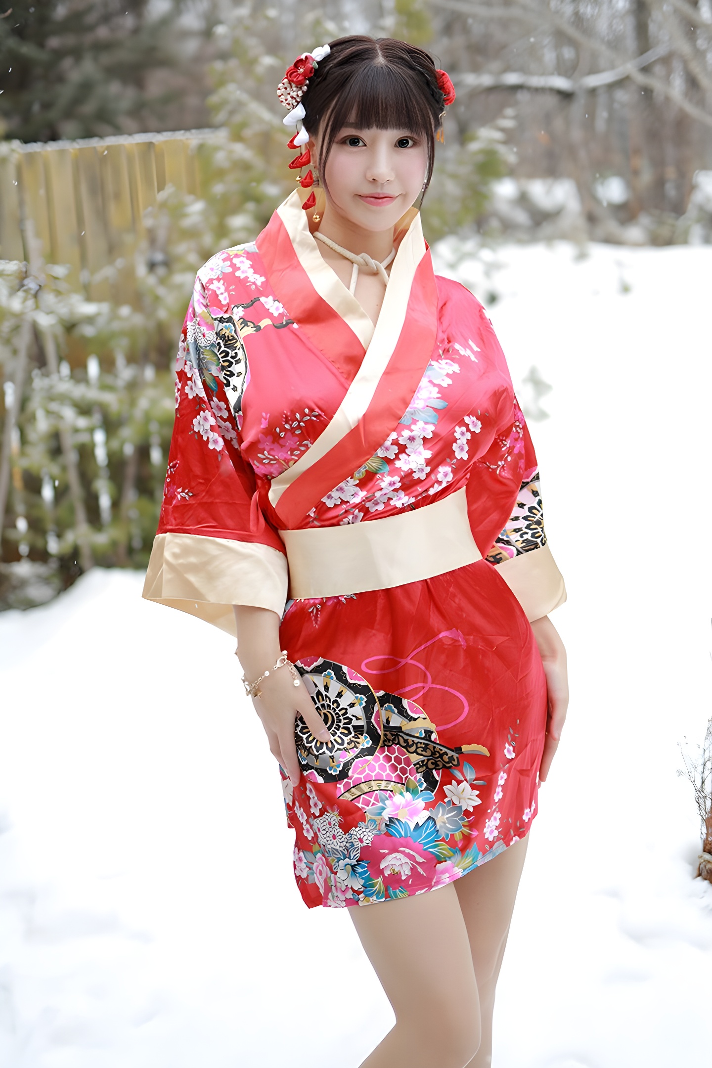 朱可儿露天浴池性感写真：裸身入镜展现自然之美