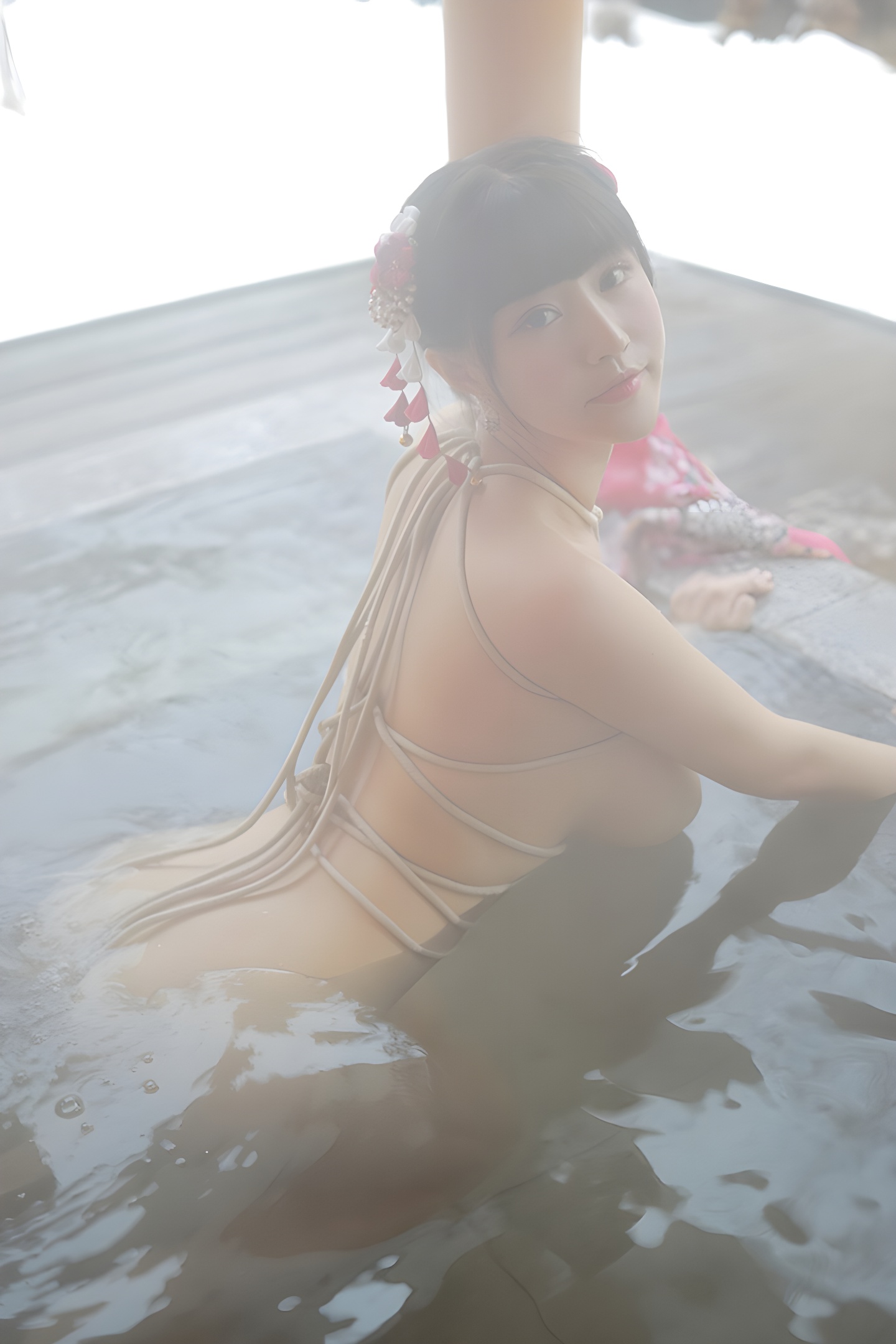 朱可儿露天浴池性感写真：裸身入镜展现自然之美