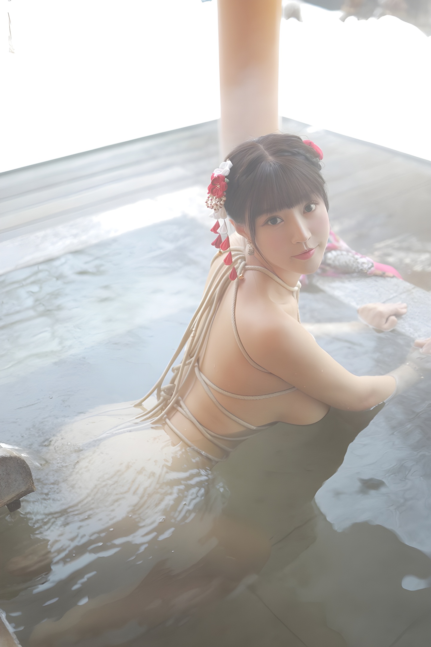 朱可儿露天浴池性感写真：裸身入镜展现自然之美