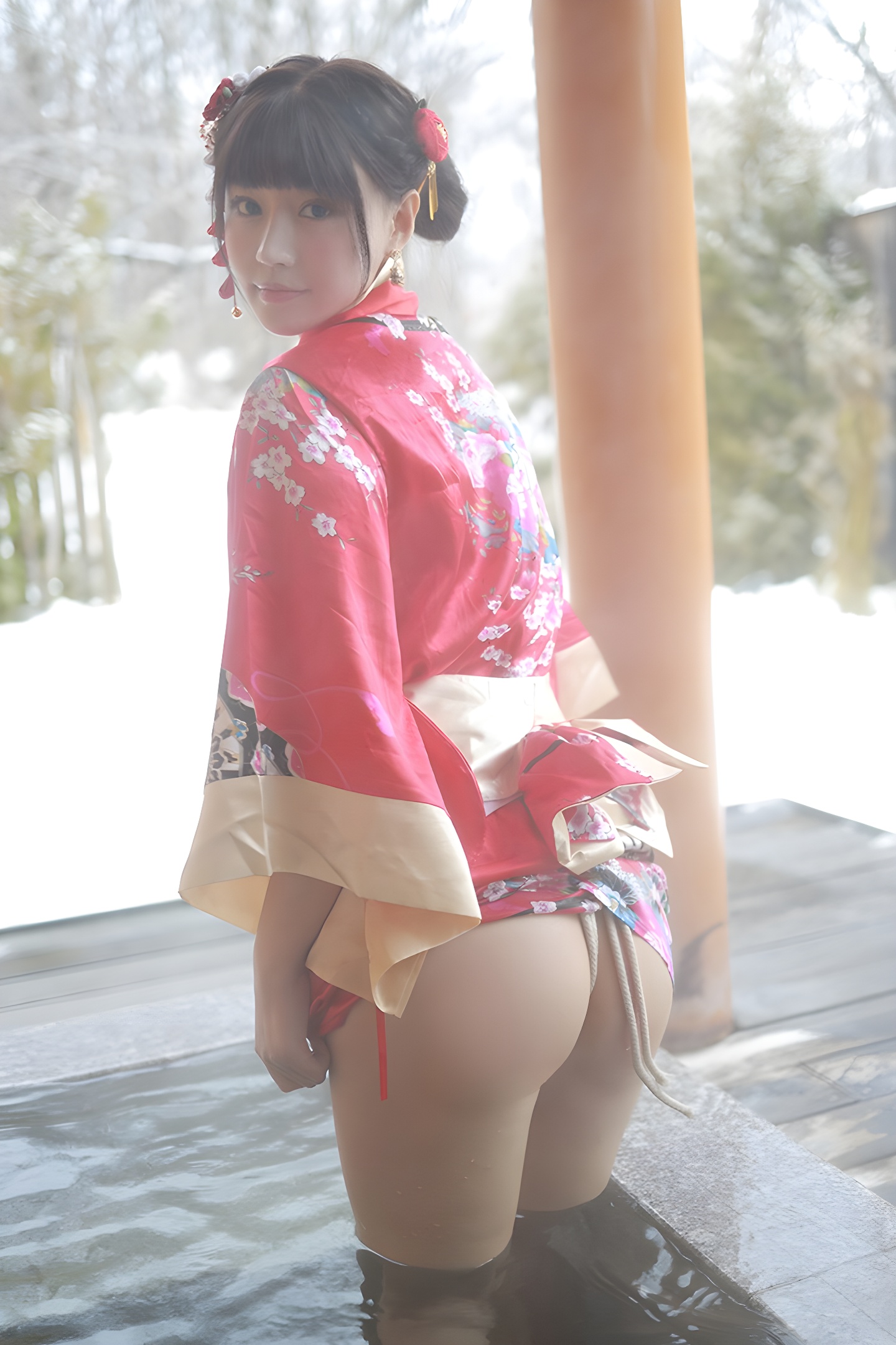 朱可儿露天浴池性感写真：裸身入镜展现自然之美