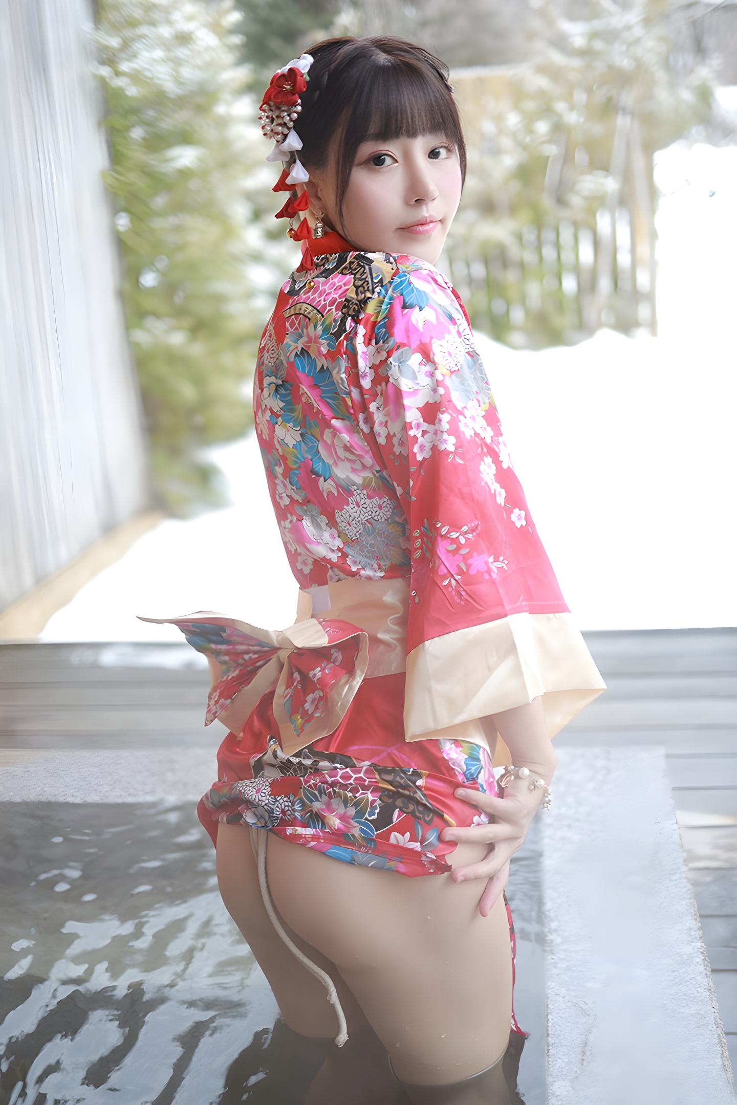 朱可儿露天浴池性感写真：裸身入镜展现自然之美