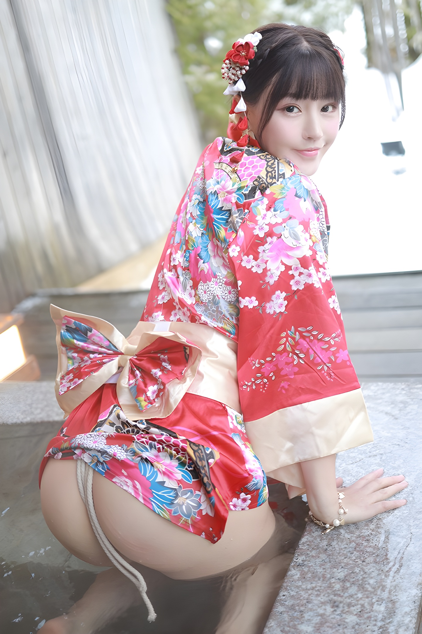 朱可儿露天浴池性感写真：裸身入镜展现自然之美