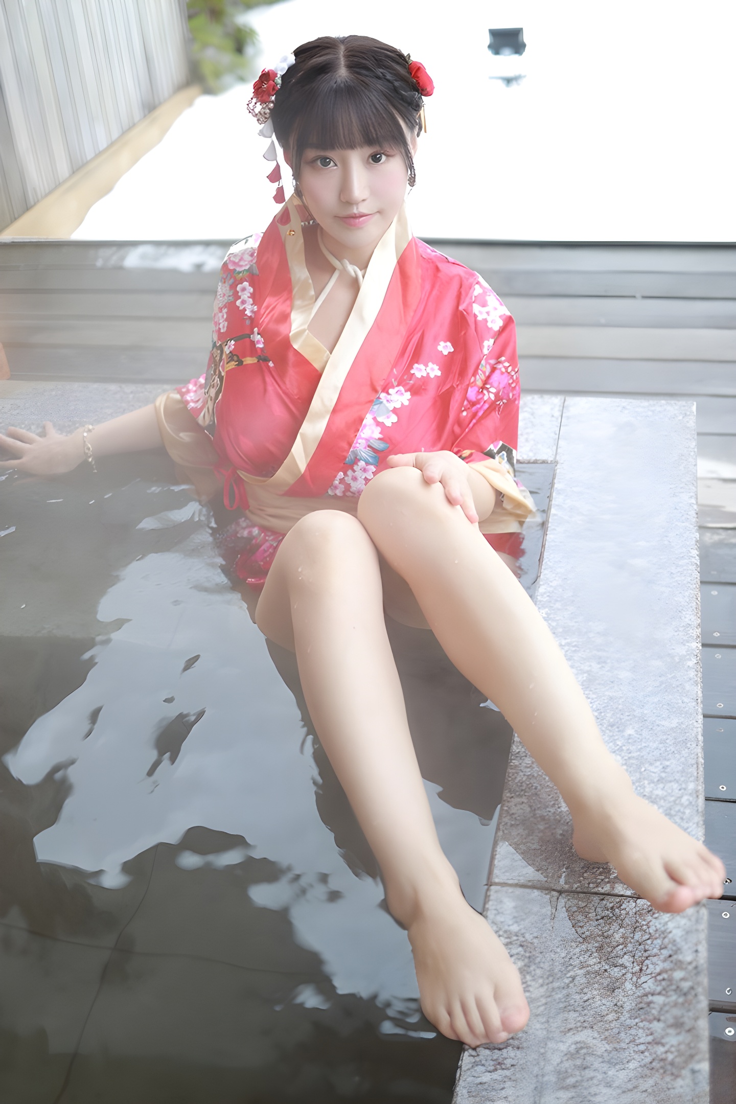 朱可儿露天浴池性感写真：裸身入镜展现自然之美