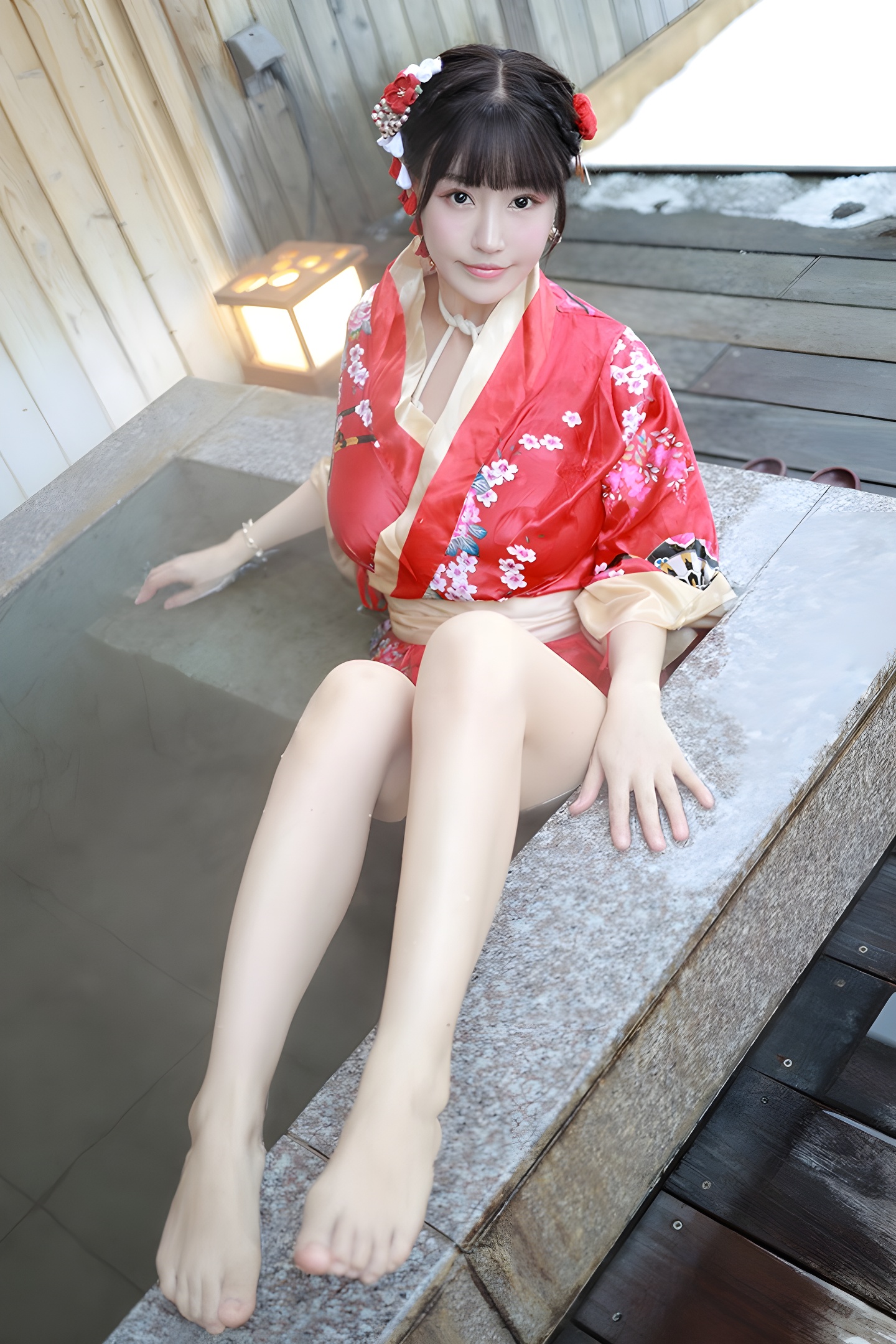 朱可儿露天浴池性感写真：裸身入镜展现自然之美