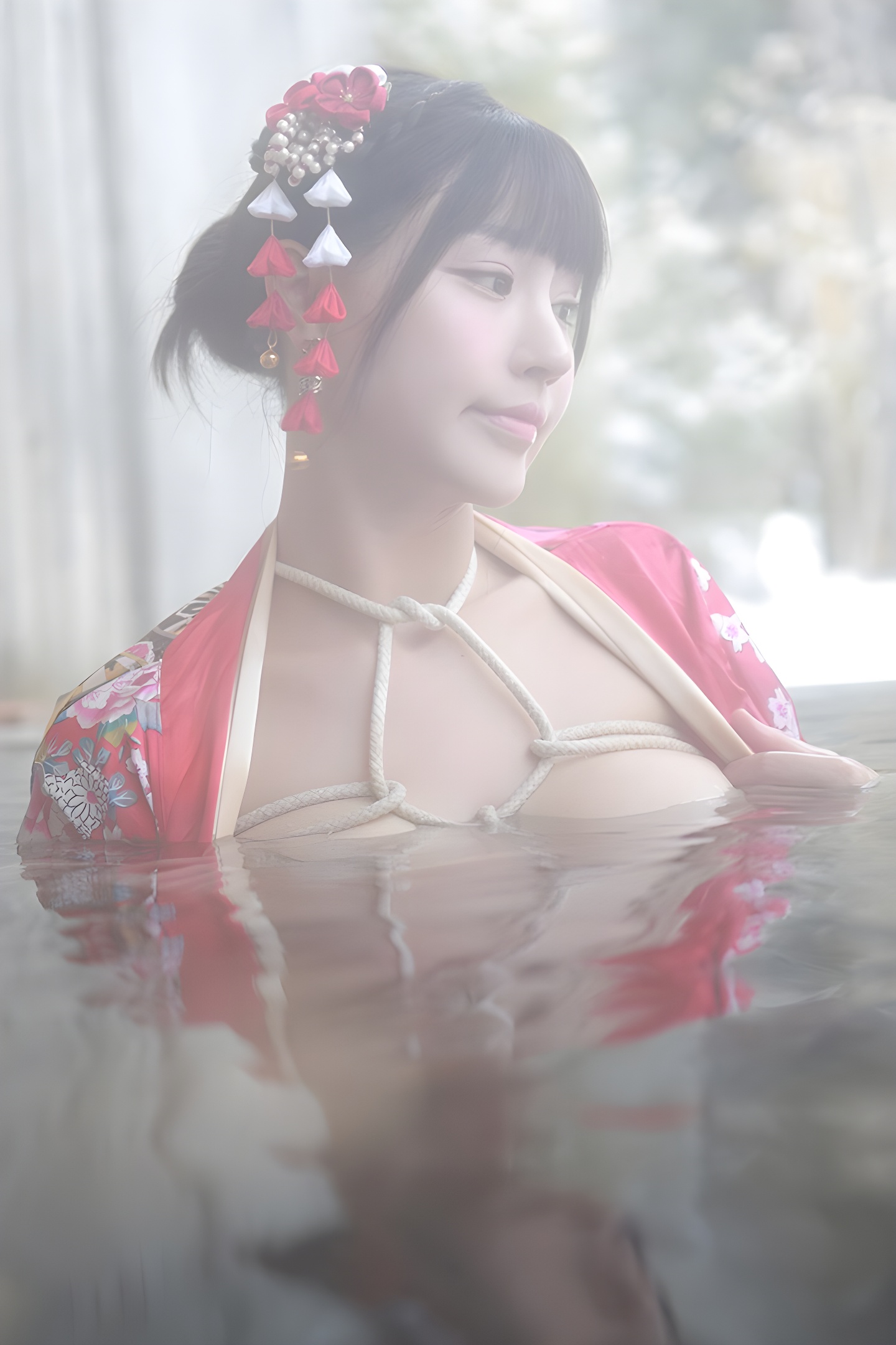 朱可儿露天浴池裸身写真：性感与自然的完美融合