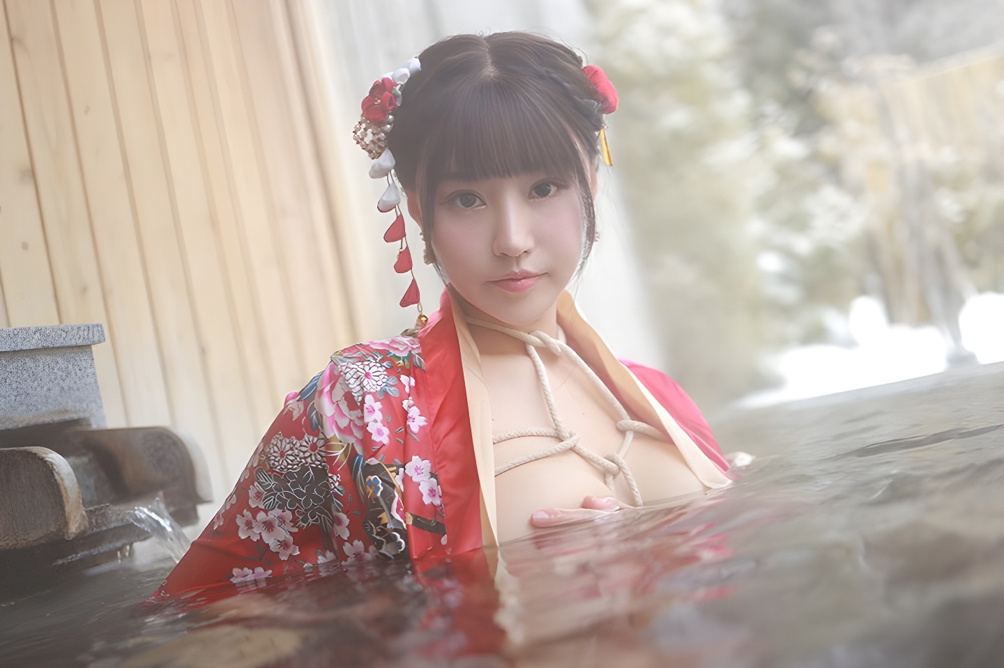 朱可儿露天浴池裸身写真：性感与自然的完美融合