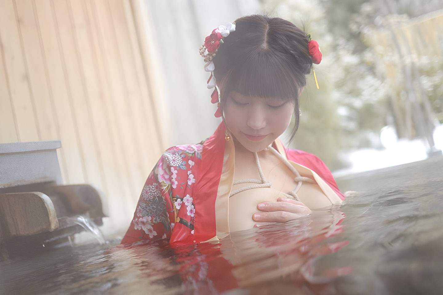 朱可儿露天浴池裸身写真：性感与自然的完美融合