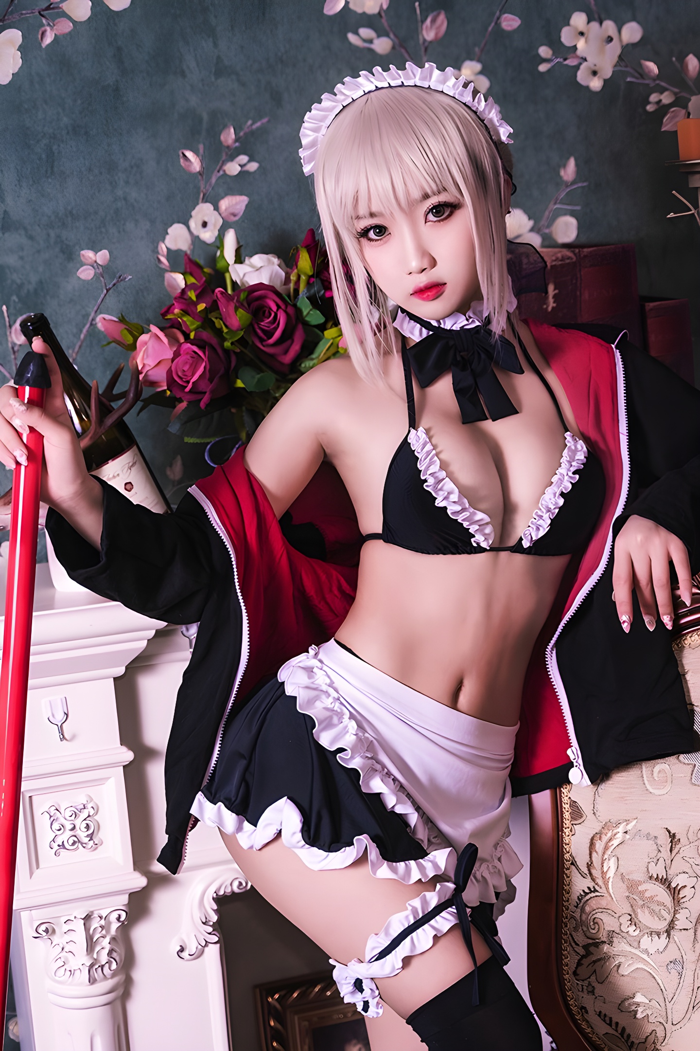 性感女仆鬼畜瑶半身赤裸写真集：视觉与艺术的完美结合