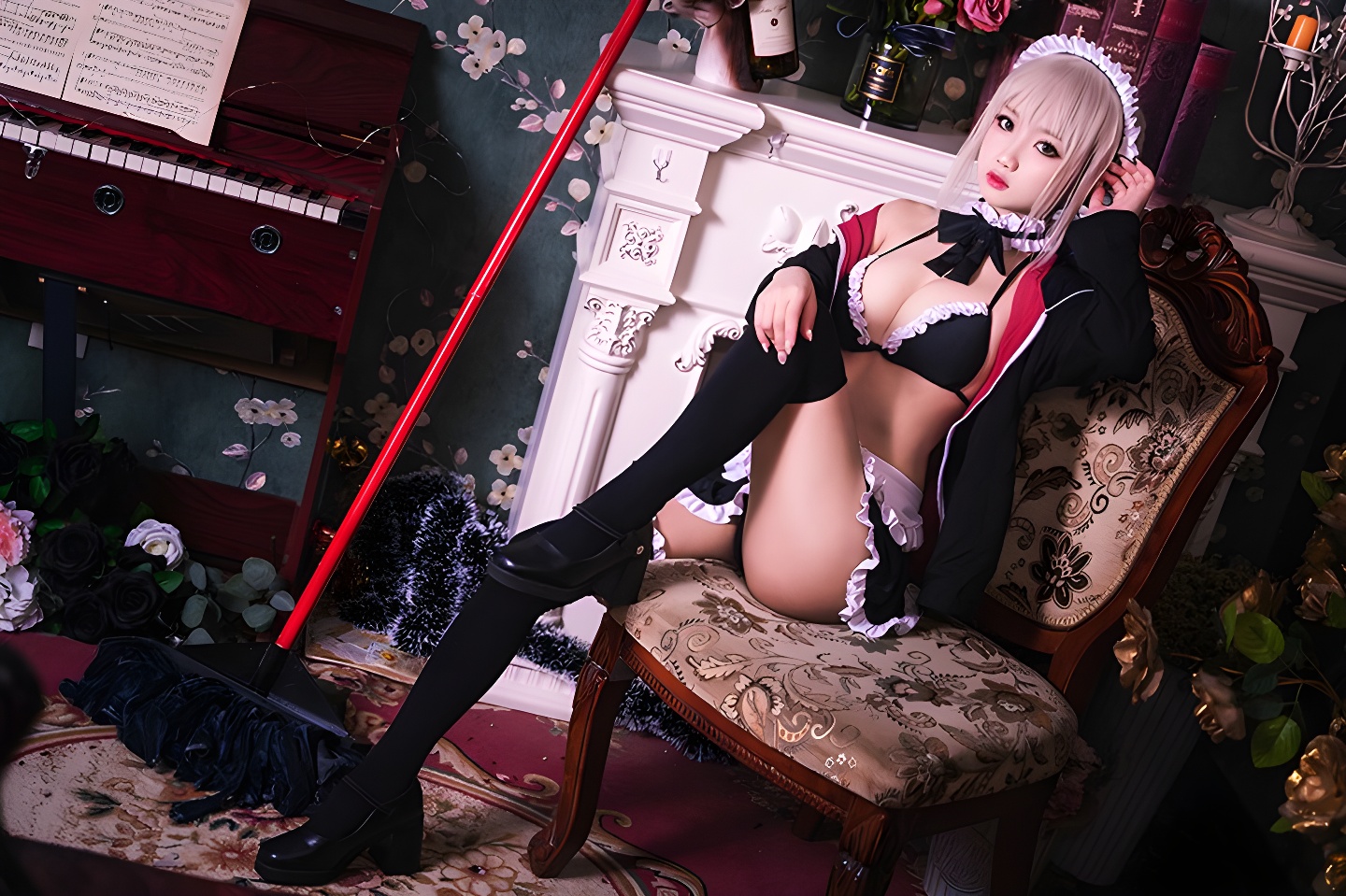 性感女仆鬼畜瑶半身赤裸写真集：视觉与艺术的完美结合