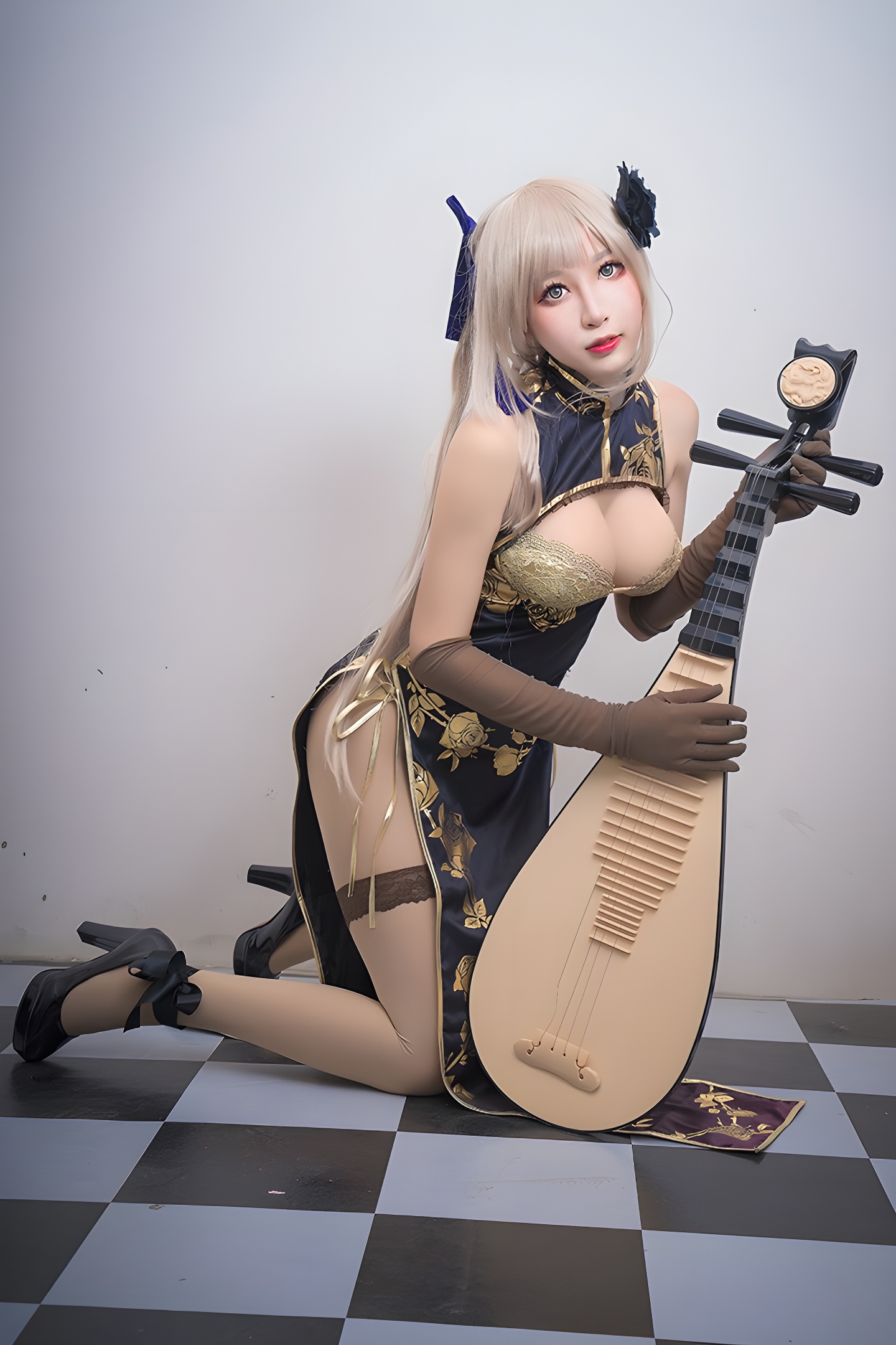 小酥酱COS美图：美腿深沟展现可爱可口魅力