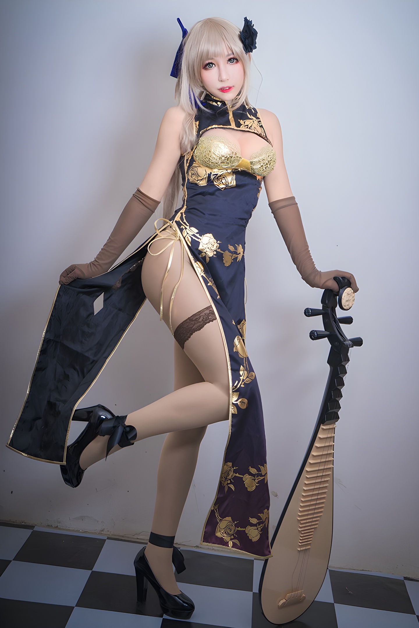 小酥酱COS美图：美腿深沟展现可爱可口魅力