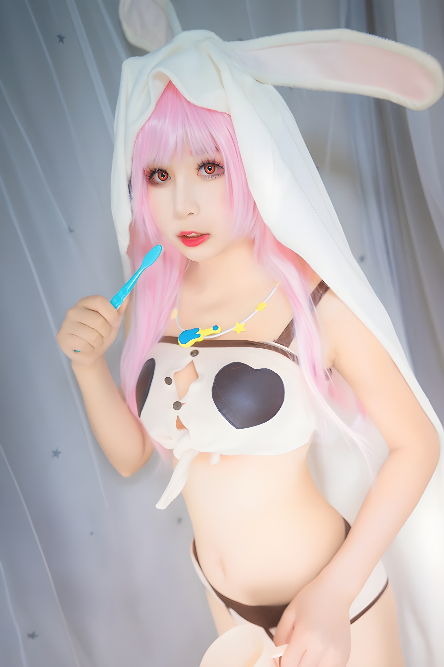 小酥酱COS美图：美腿深沟展现可爱可口魅力