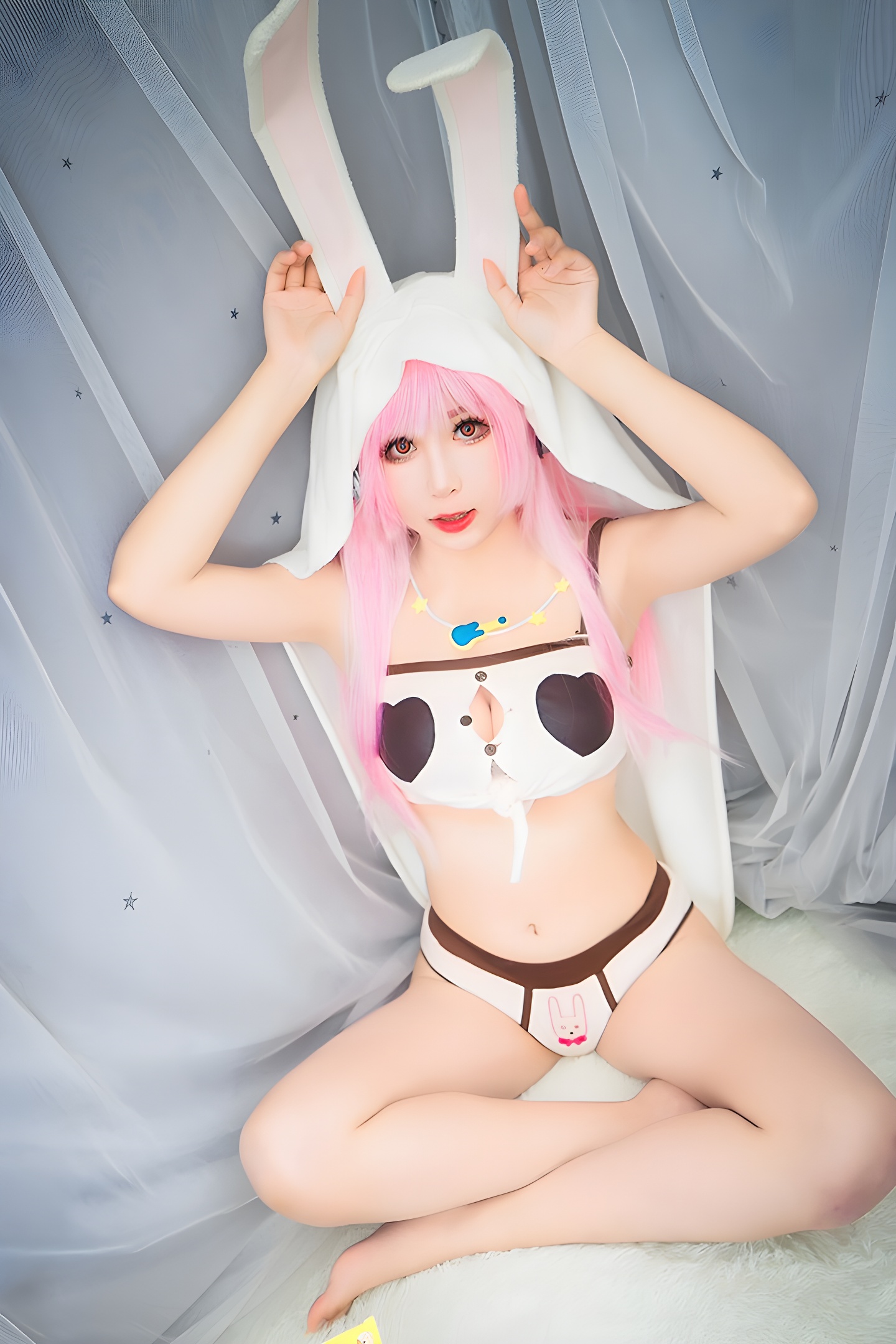 小酥酱COS美图：美腿深沟展现可爱可口魅力