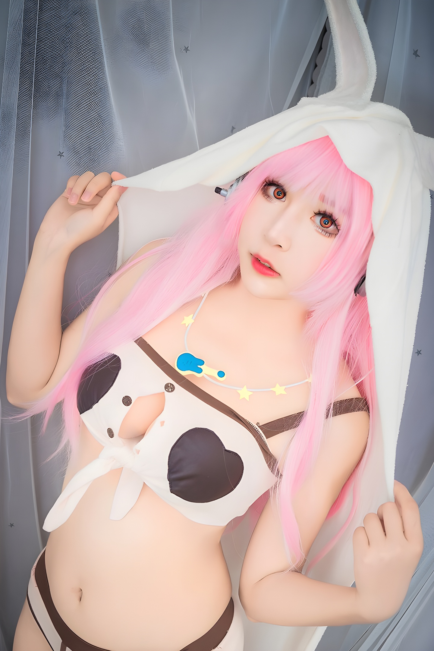 小酥酱COS美图：美腿深沟展现可爱可口魅力