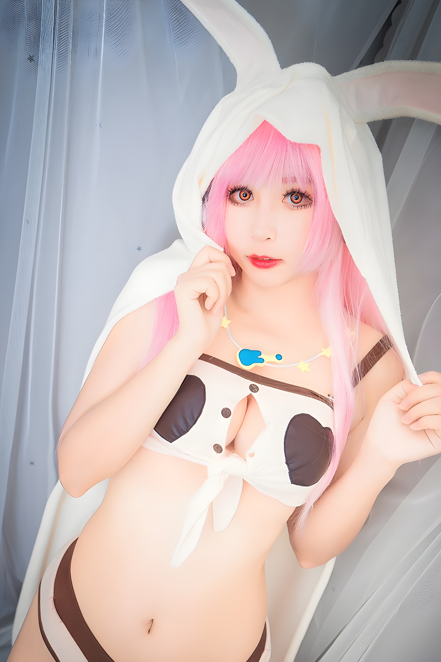 小酥酱COS美图：美腿深沟展现可爱可口魅力