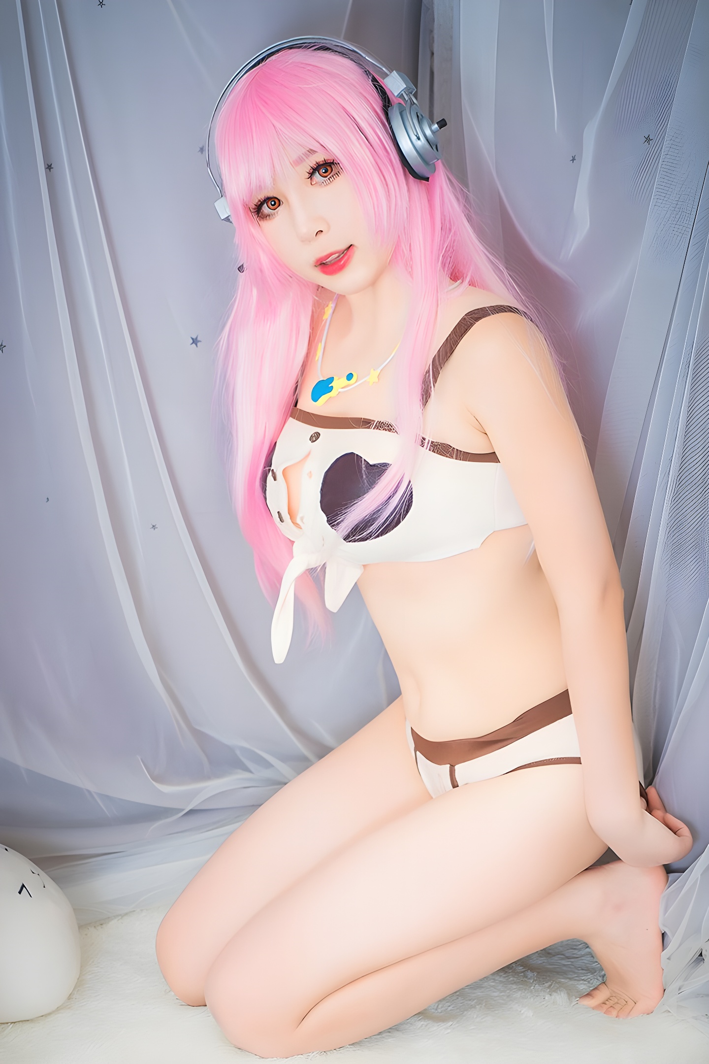 小酥酱COS美图：美腿深沟展现可爱可口魅力