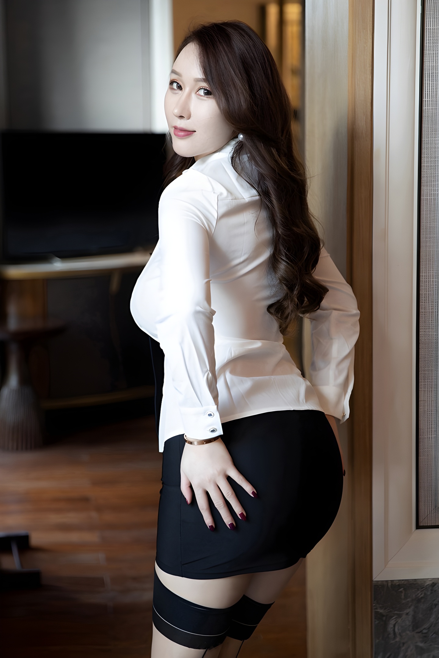 豪情白领尤妮丝：职场女性的自信与性感魅力