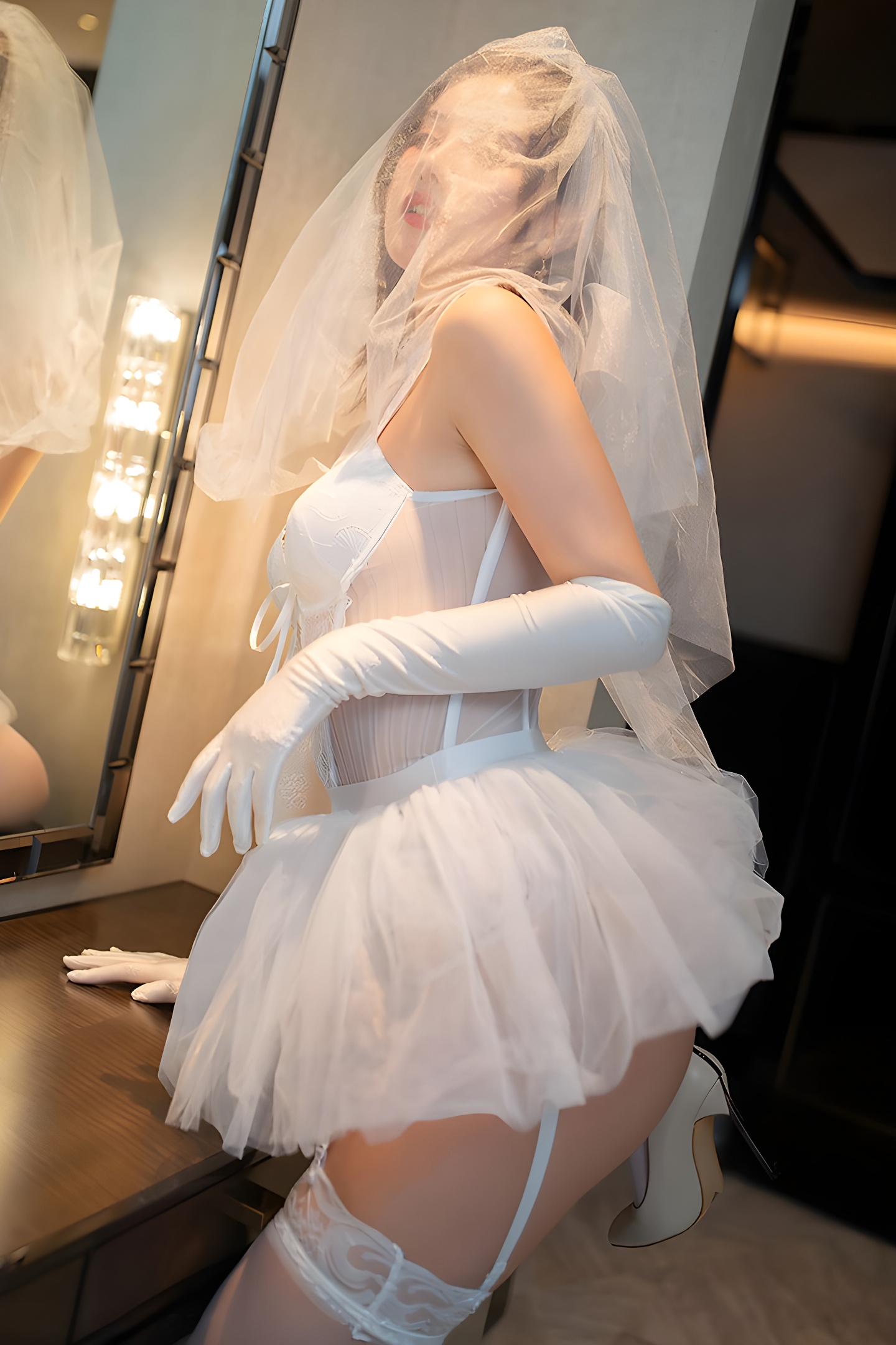 风骚新娘阿朱蕾丝吊带造型：性感与优雅的完美结合