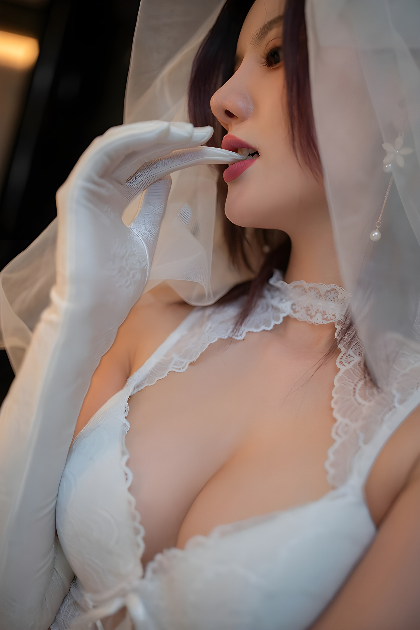 风骚新娘阿朱蕾丝吊带造型：性感与优雅的完美结合