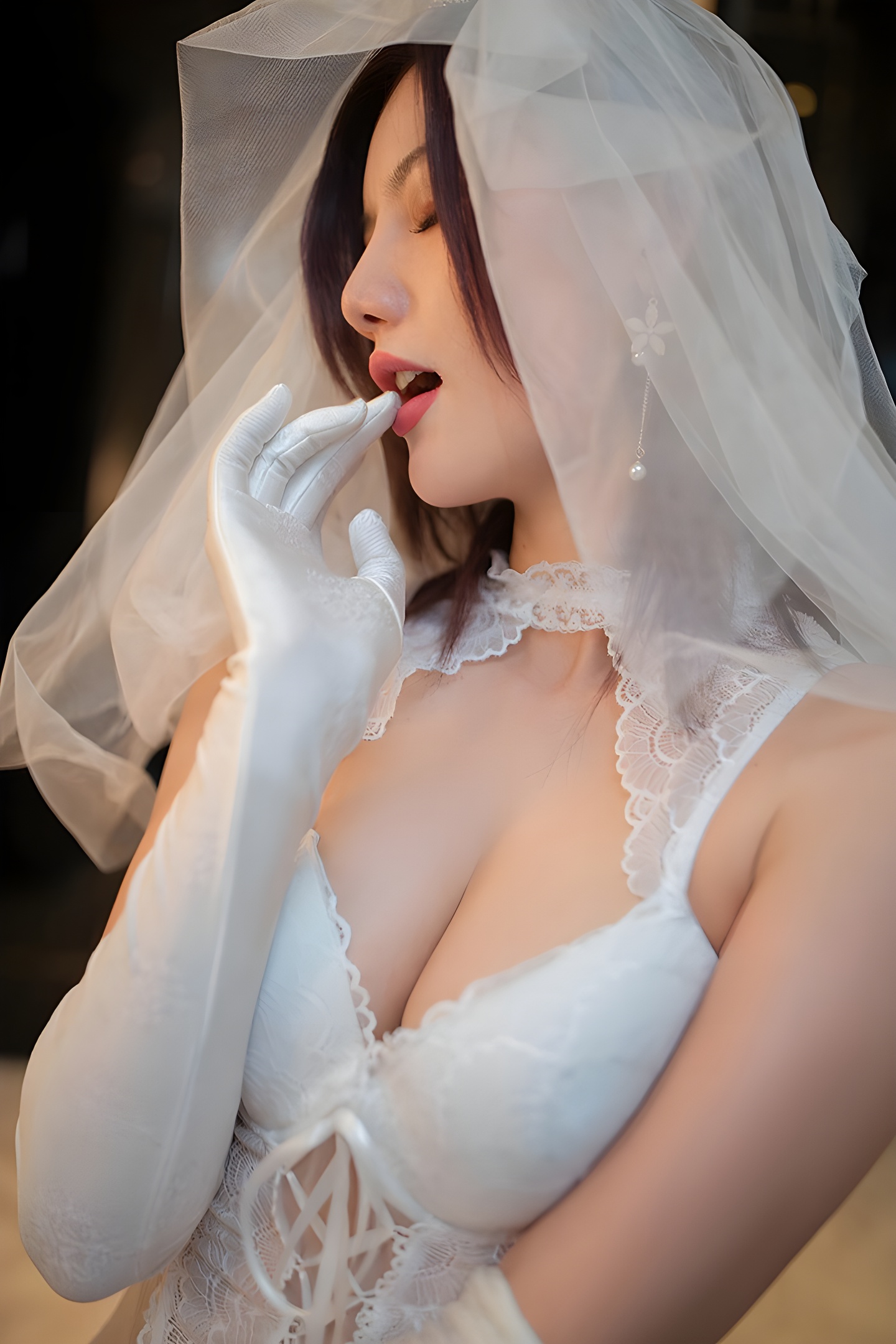 风骚新娘阿朱蕾丝吊带造型：性感与优雅的完美结合