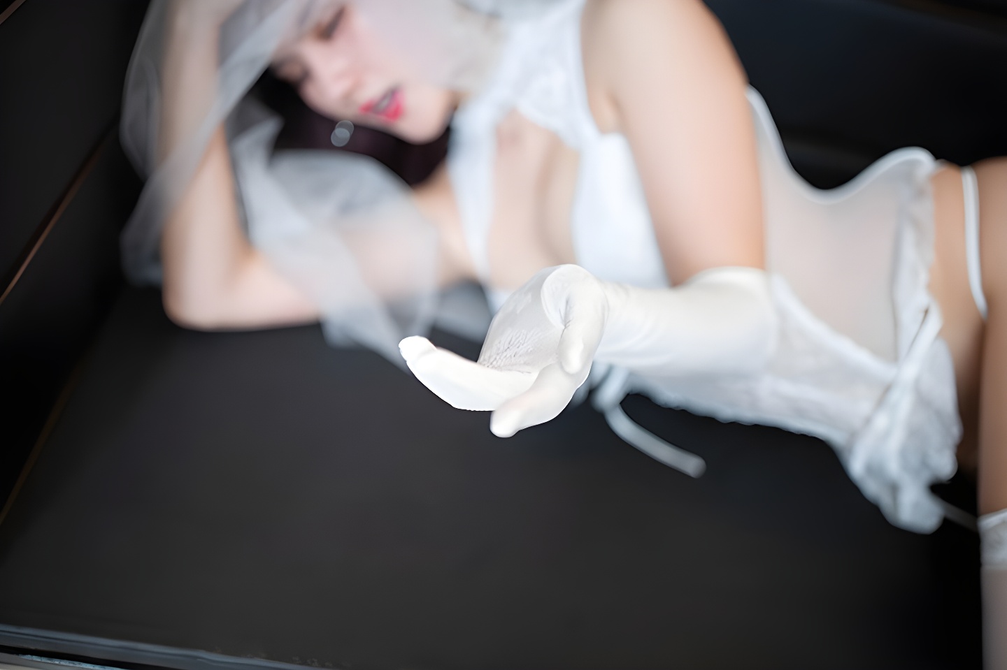 风骚新娘阿朱蕾丝吊带造型：性感与优雅的完美结合