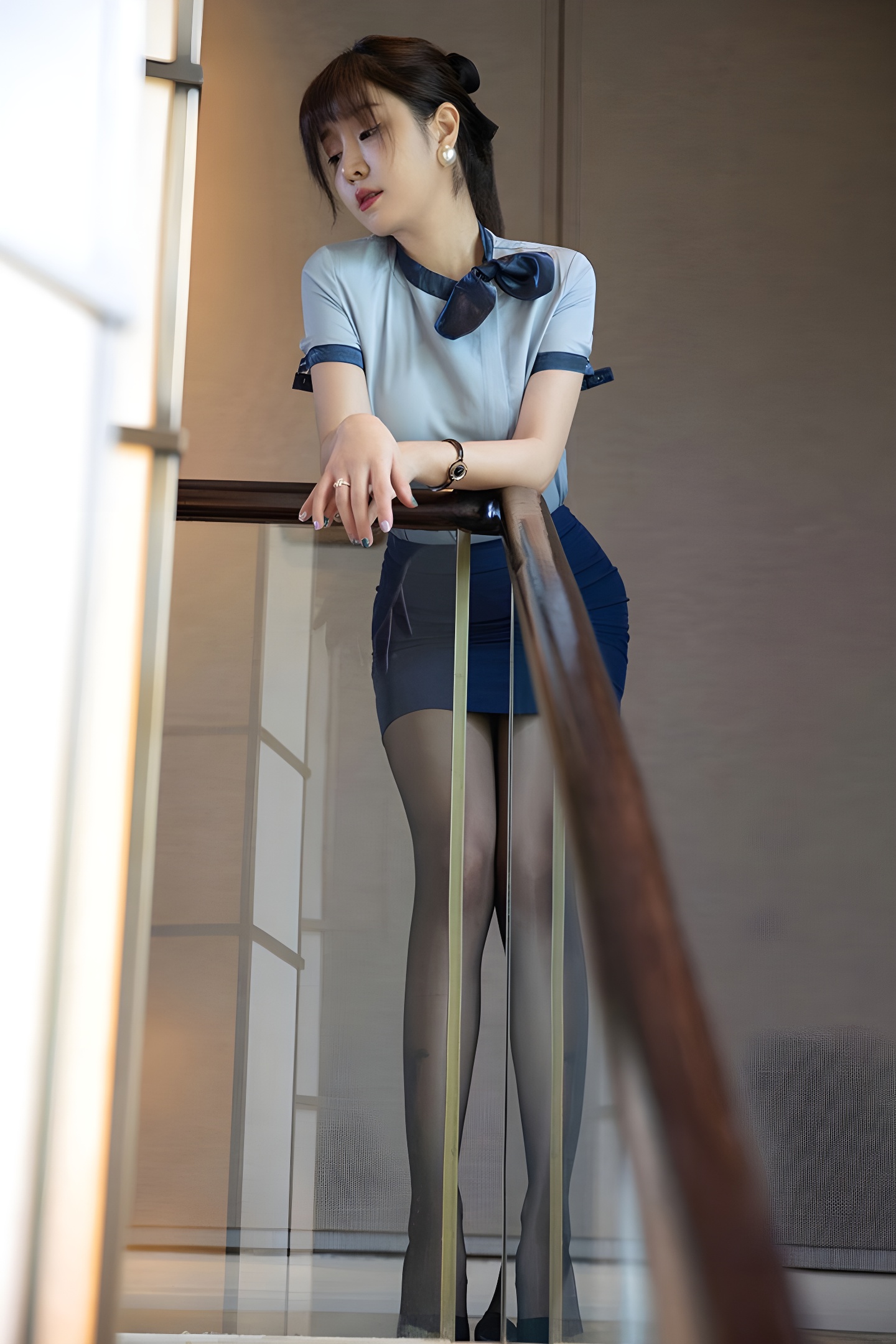 美女管家王雨纯：黑丝短裙下的职业魅力与生活瞬间