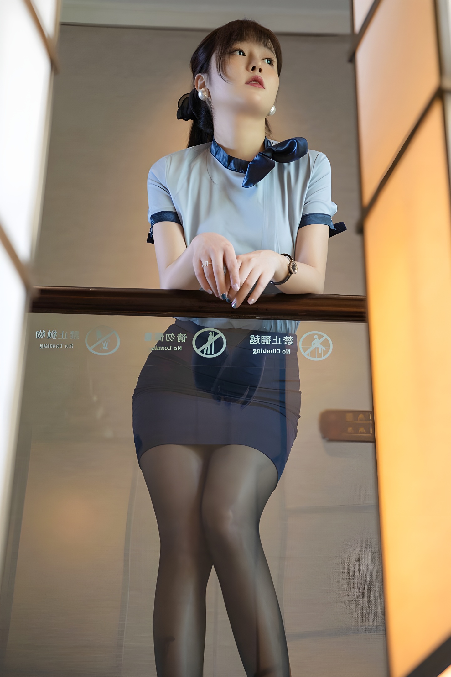 美女管家王雨纯：黑丝短裙下的职业魅力与生活瞬间