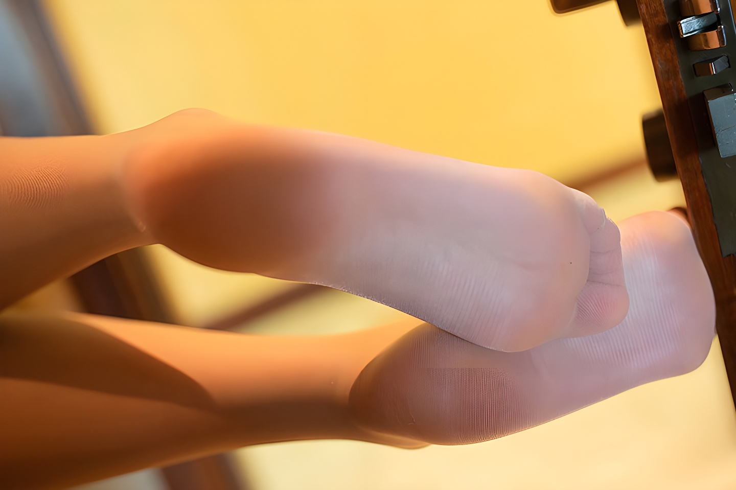 阿朱代言大片，肉丝美脚尽显性感魅力