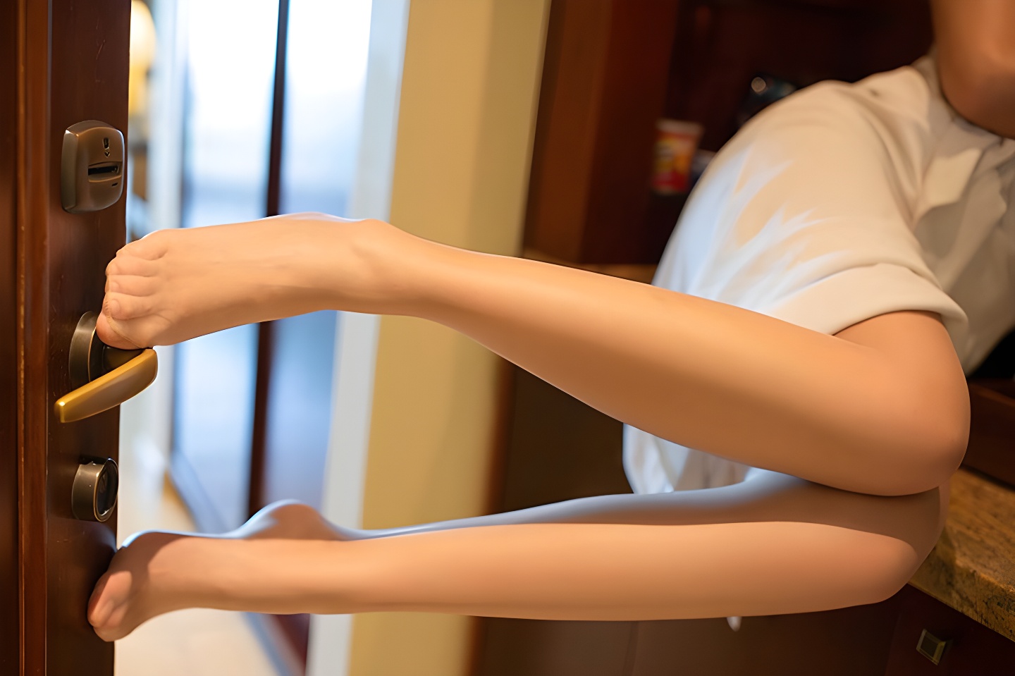 阿朱代言大片，肉丝美脚尽显性感魅力