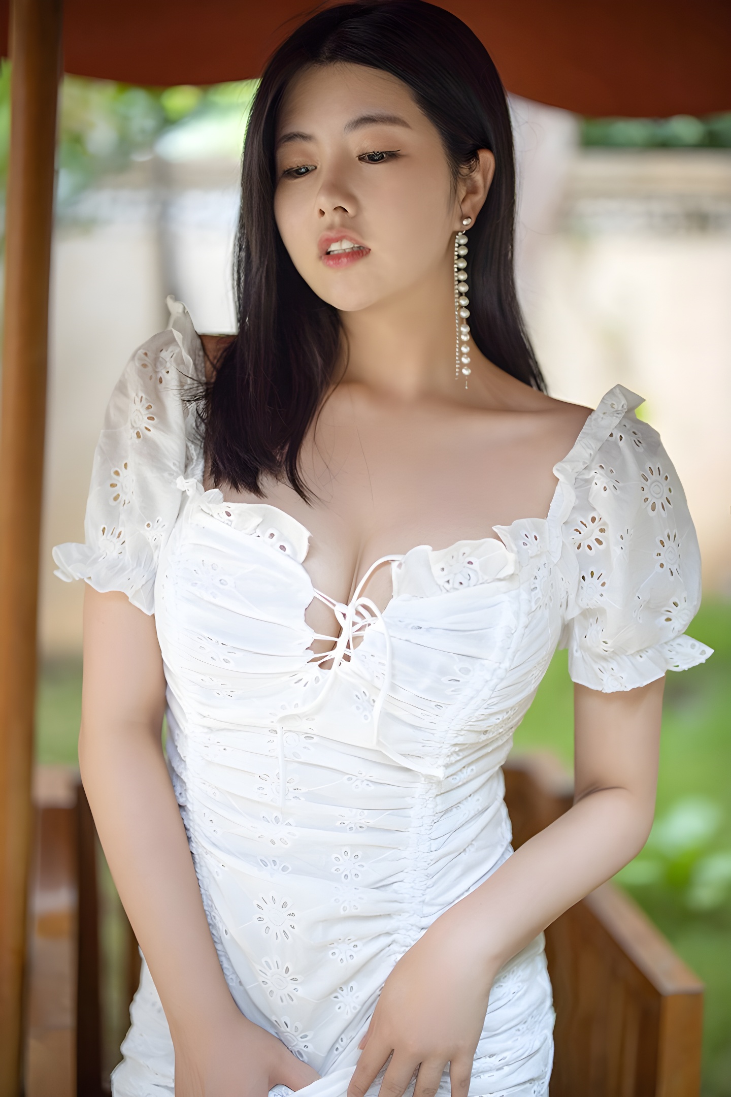 觅心天使娜露：绝色深沟与双手托豪乳的完美展现